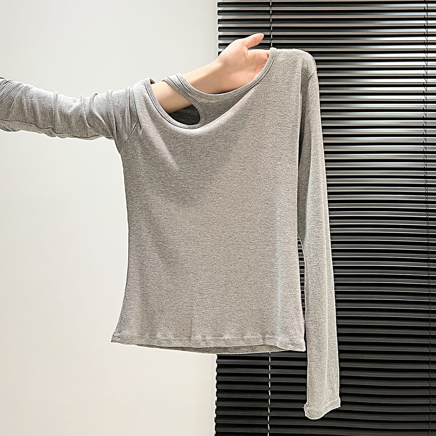 정가 실사 순면 이슬 쇄골 홀로우 아웃 긴팔 티셔츠 여성 봄 미니멀리즘 몸매 가꾸기 기본 셔츠 인사이드 잡아라. 의류 여성 이미지 2