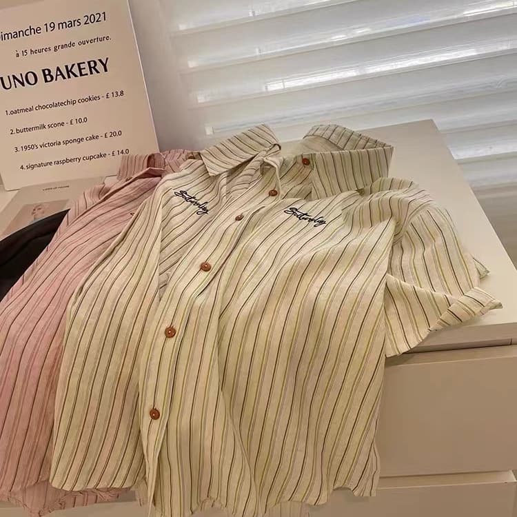 세로 줄무늬 POLO 칼라 반팔 셔츠 남자 여자 여름 드레스 2026 새로운 Chic 슬림해 보이는 셔츠 ins
