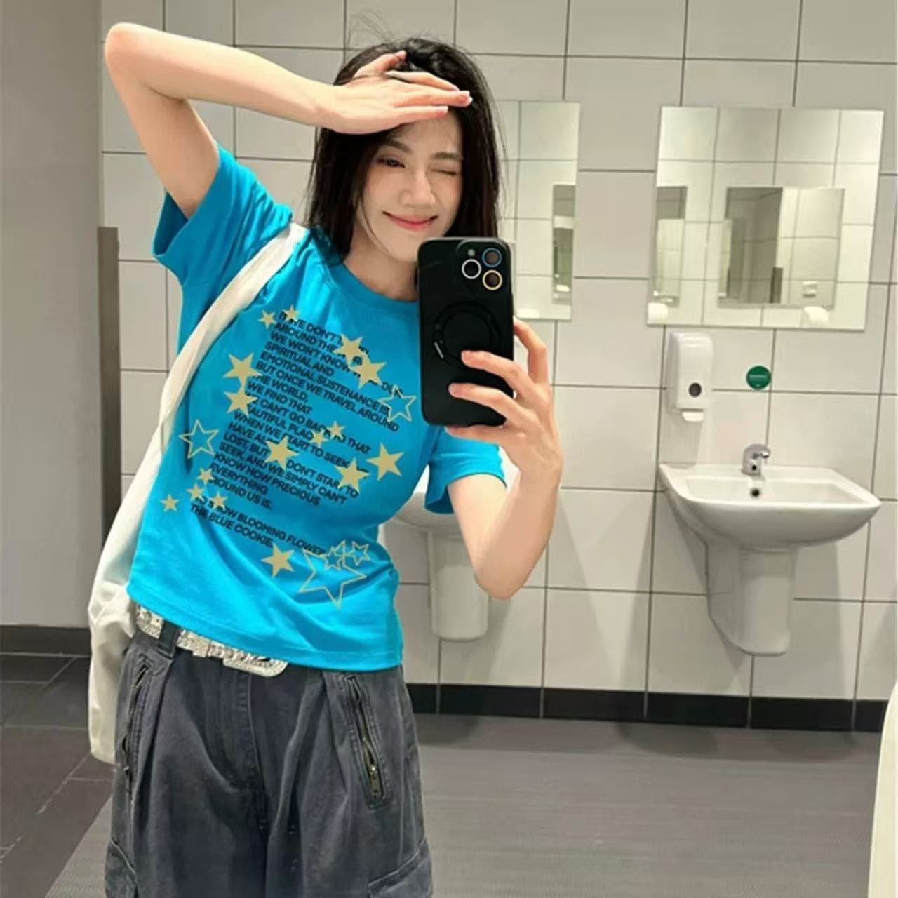 파란색 디스플레이 화이트 별 알파벳 프린트 라운드 넥 반팔 티셔츠 여성 여름 새로운 몸매 가꾸기 허리 수축 긍정적 인 어깨 의류 트렌디 이미지 4