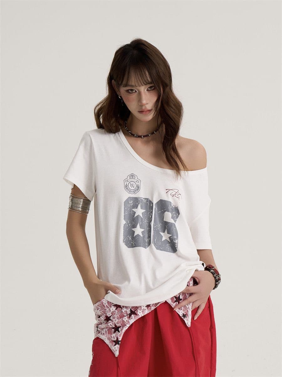 아메리칸 핫걸 비스듬한 어깨 알파벳 프린트 반팔 티셔츠 이미지 3