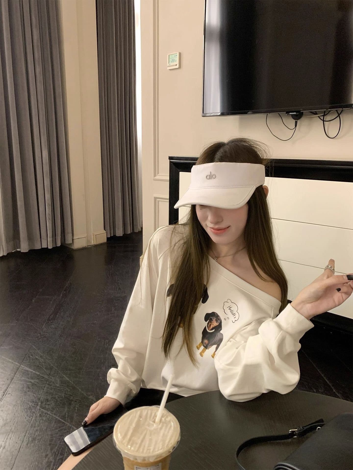 아메리칸 레트로 핫걸 비스듬한 어깨 프린트 루즈핏 후드티 상세 이미지 3