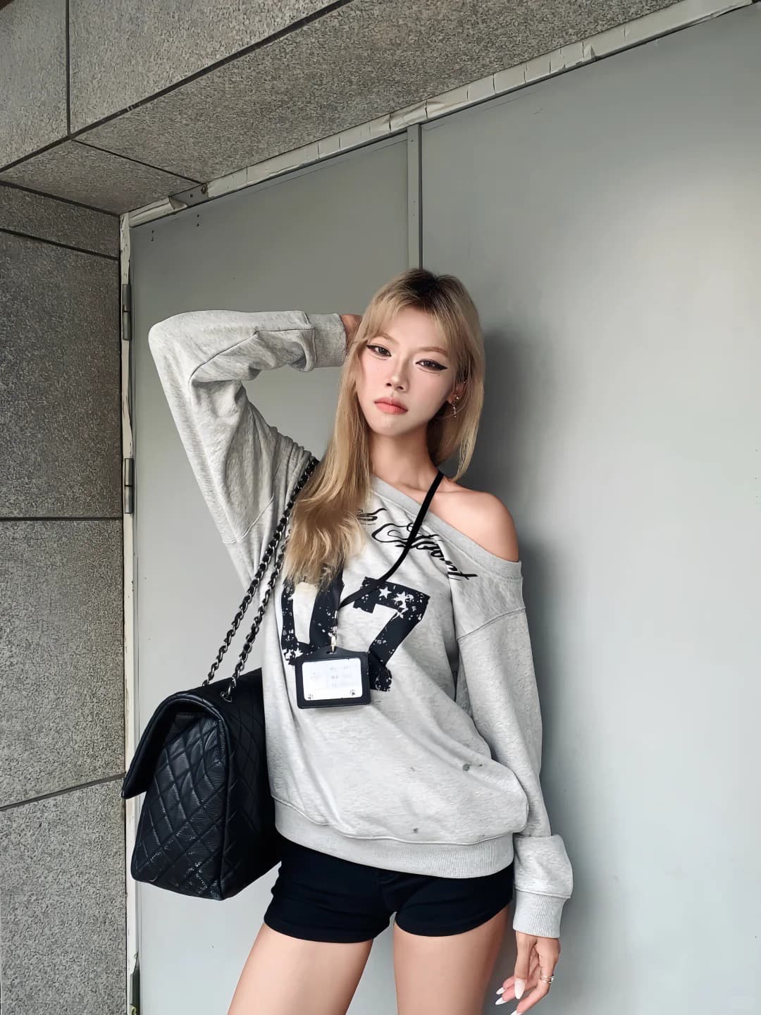 아메리칸 핫걸 슬림해 보이는 비스듬한 어깨 후드티 여성 가을 루즈핏 오프숄더 맨위 상세 이미지 2