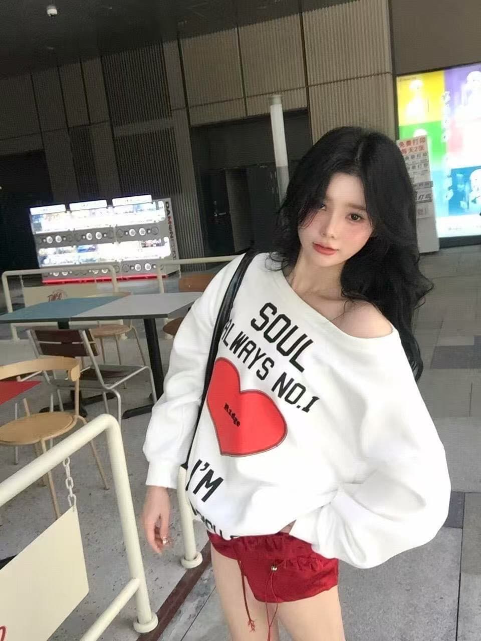 아메리칸 레트로 프린트 비스듬한 어깨 후드티 여성 가을 겨울 루즈핏 맨위 상세 이미지 1