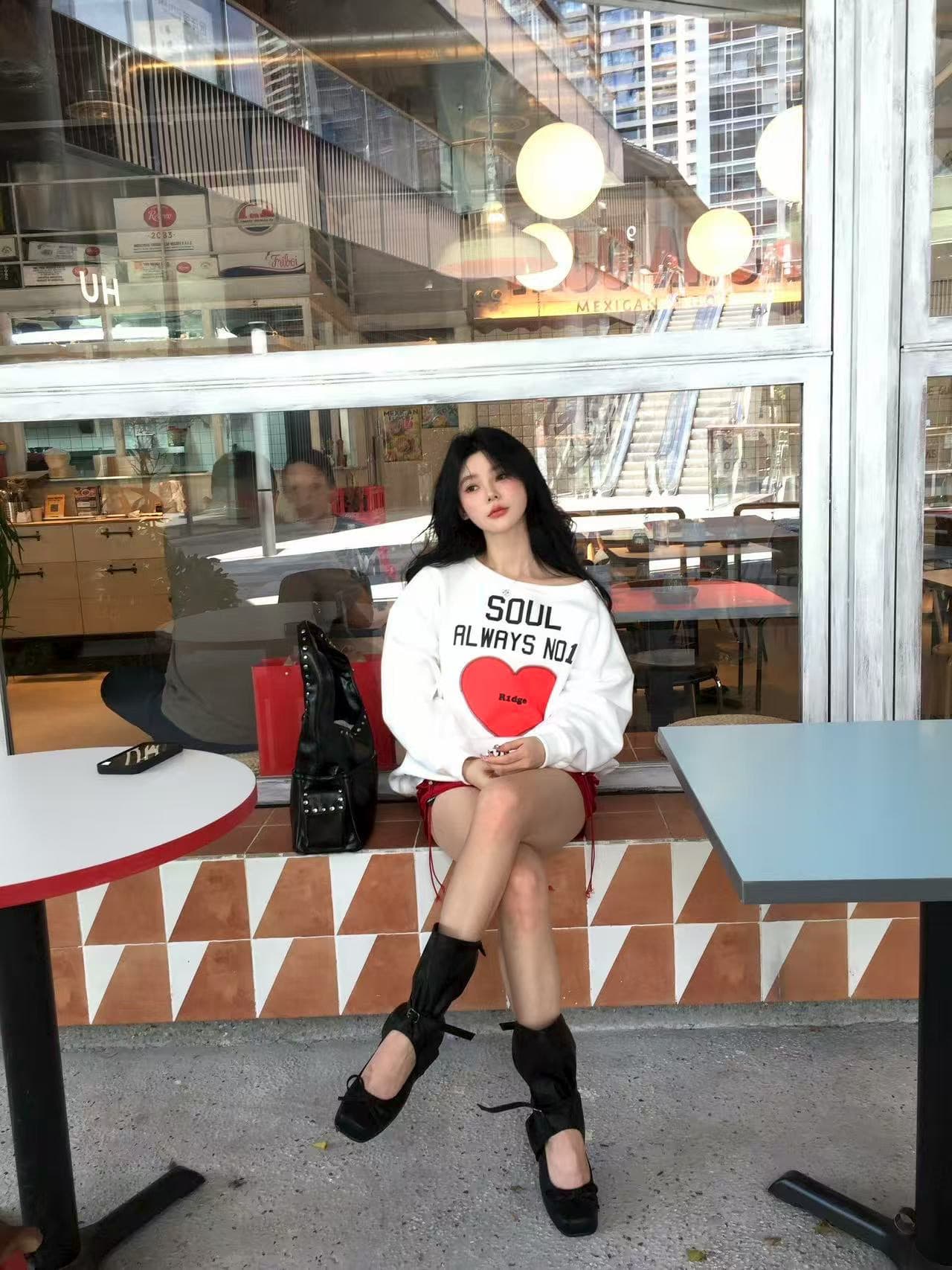 아메리칸 레트로 프린트 비스듬한 어깨 후드티 여성 가을 겨울 루즈핏 맨위 상세 이미지 4