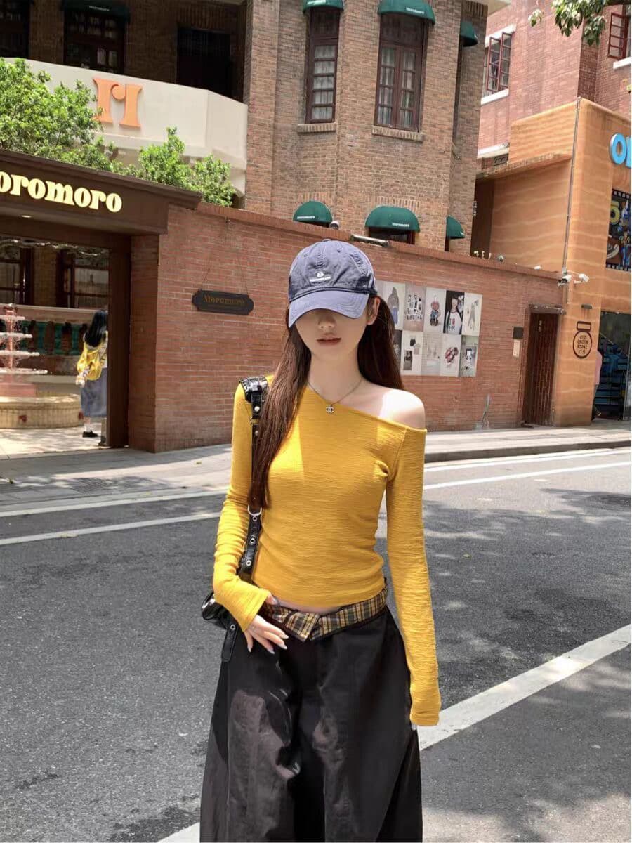 원본 광저우 원단 흔들어서 톤 품질 황색 불규칙 비스듬한 어깨 긴팔 티셔츠 여성 핫걸 오프숄더 맨위 이미지 2