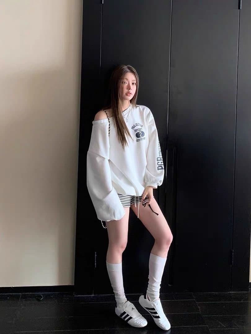 아메리칸 레트로 핫걸 비스듬한 어깨 프린트 루즈핏 후드티 상세 이미지 3