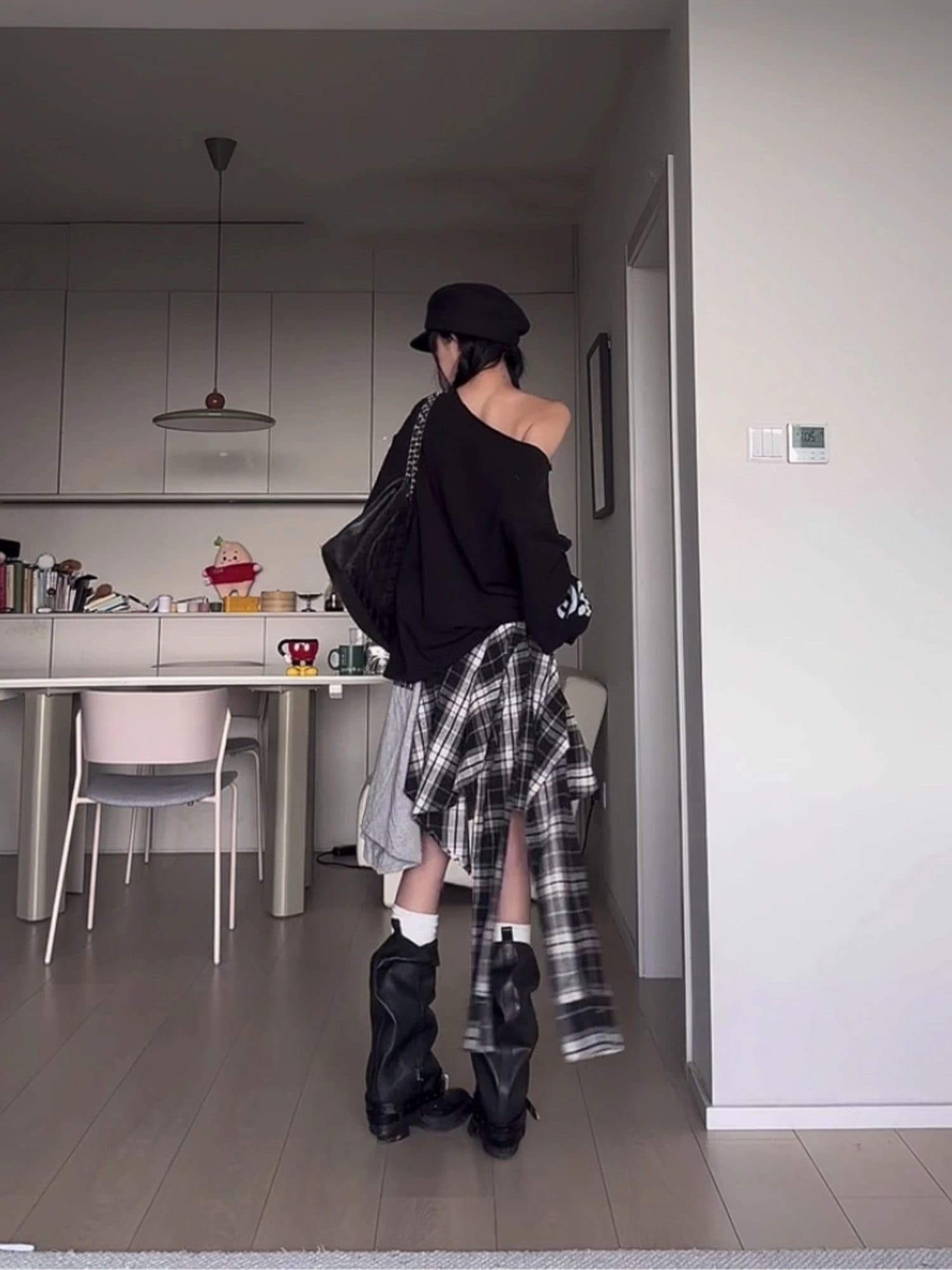 아메리칸 레트로 핫걸 비스듬한 어깨 프린트 루즈핏 후드티 상세 이미지 5