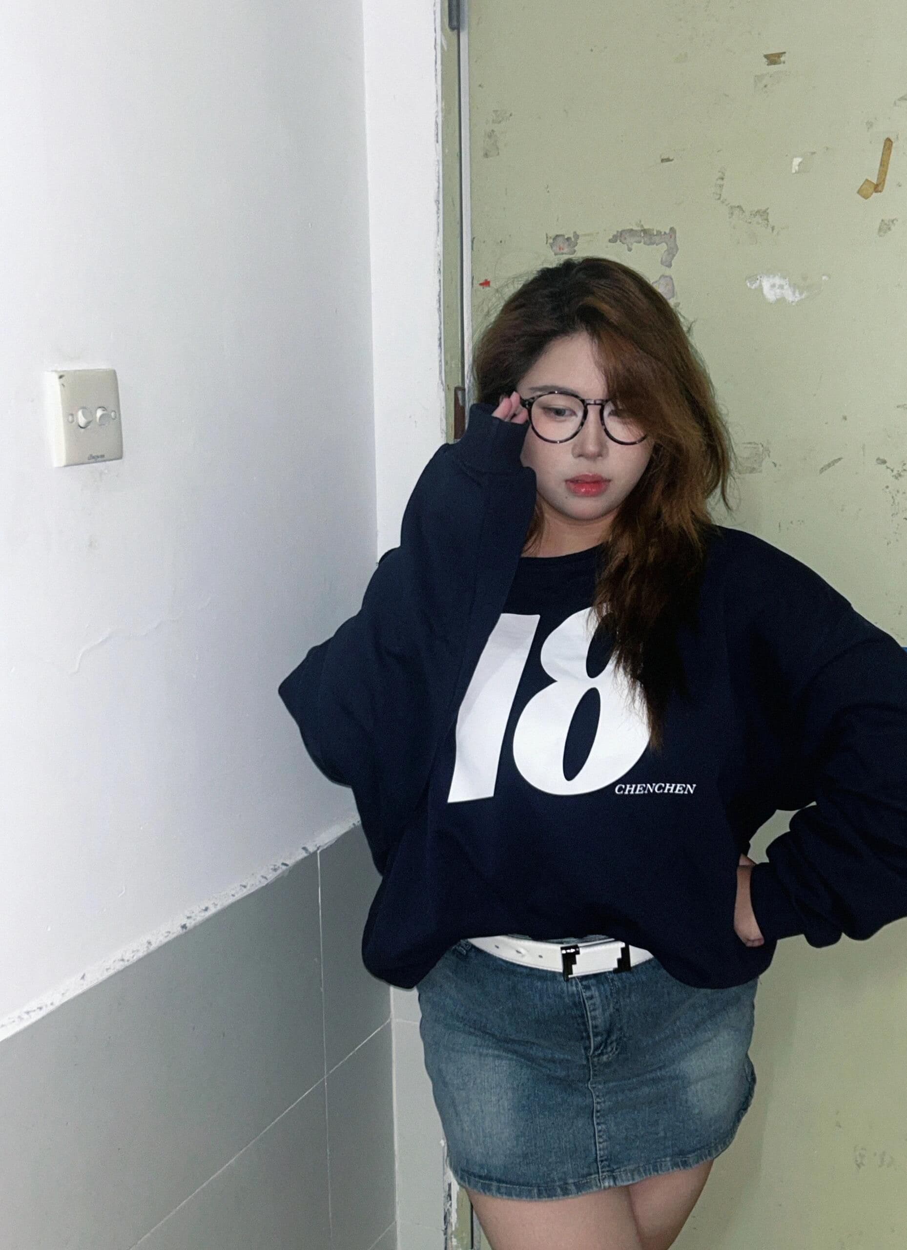 아메리칸 레트로 핫걸 비스듬한 어깨 프린트 루즈핏 후드티