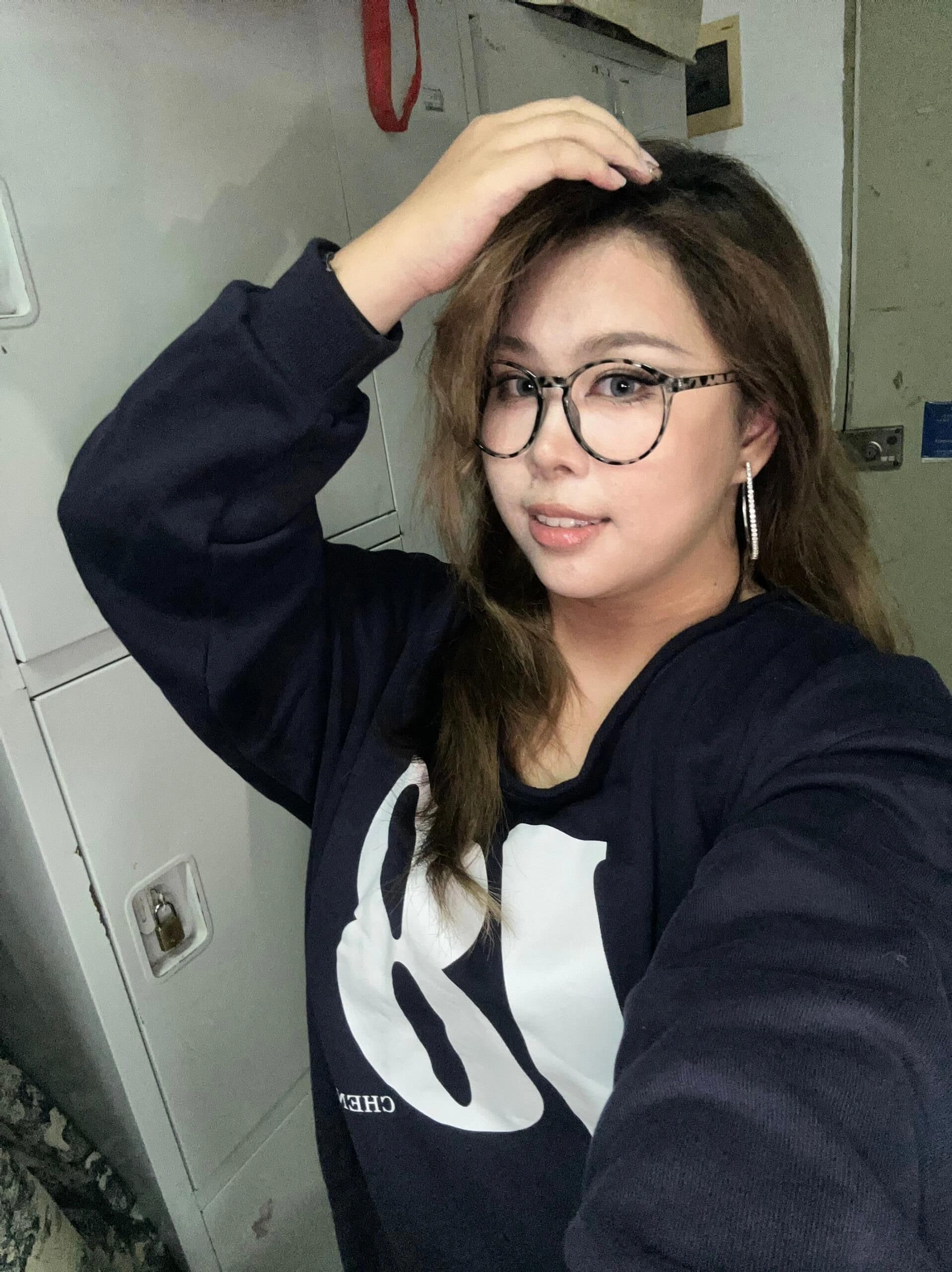 아메리칸 레트로 핫걸 비스듬한 어깨 프린트 루즈핏 후드티 상세 이미지 4