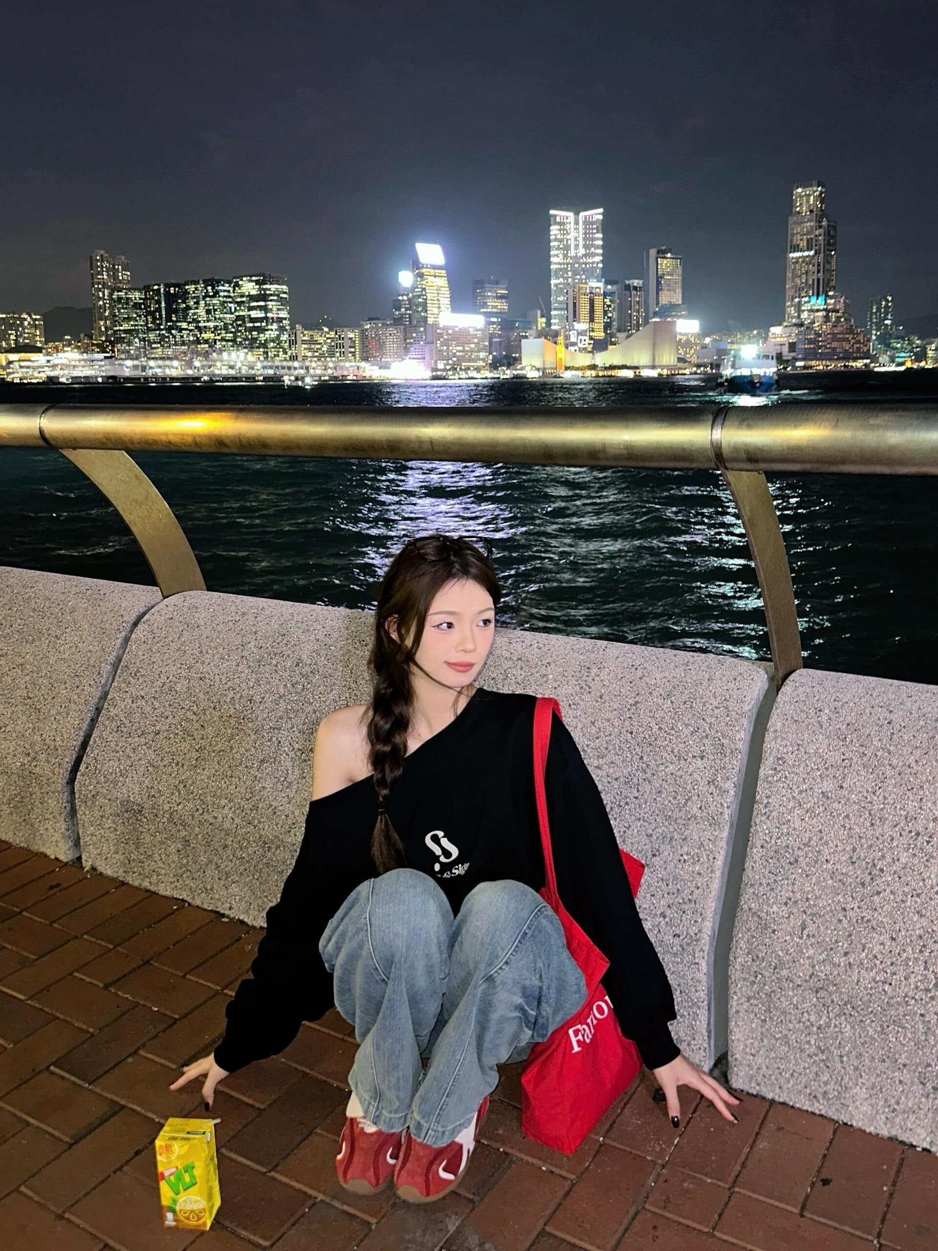 아메리칸 레트로 핫걸 비스듬한 어깨 프린트 루즈핏 후드티 상세 이미지 3