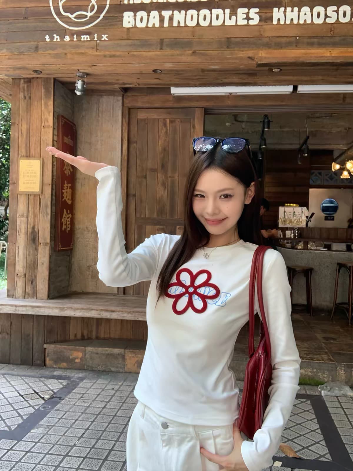 자수 프린트 라운드 넥 긴팔 기본 셔츠 3 차원 꽃 몸매 가꾸기 슬림해 보이는 여성 셔츠 이미지 4