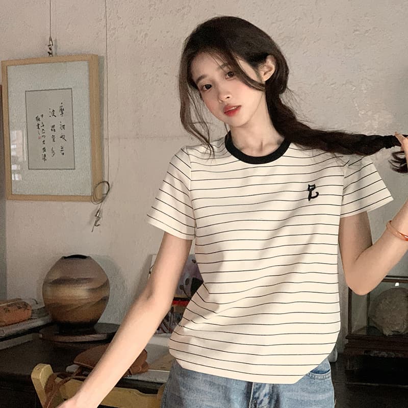 실사 반팔 티셔츠 여름 2026 트렌드 스트라이프 가시 자수 긍정적 인 어깨 몸매 가꾸기 쇼트 스타일 라운드 넥 맨위 한국 스타일 여성 의류 이미지 3