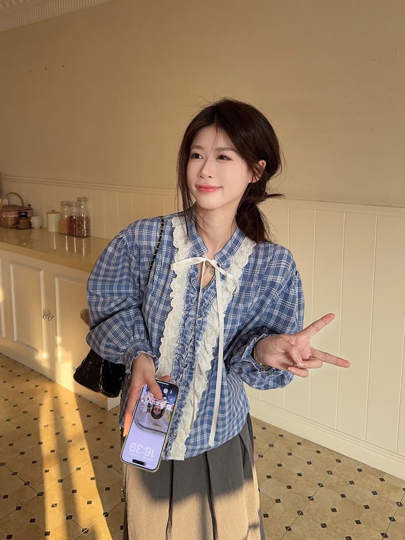 프랑스식 벌룬 소매 레이스업 블루 체크무늬 여성 셔츠 루즈핏 레이스 조각 품격 V넥 긴팔 맨위 2026 봄 상세 이미지 4