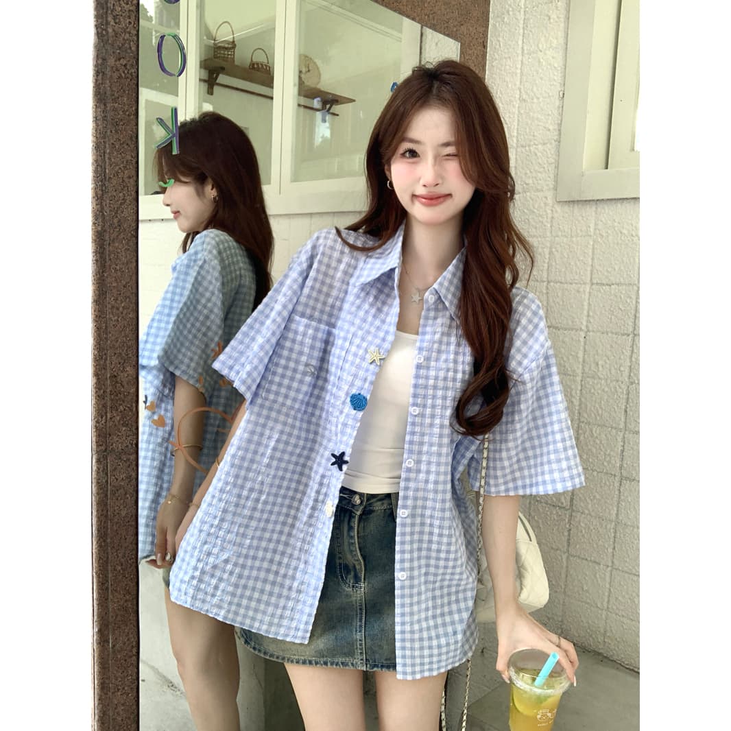 아메리칸 재미있는 단추 체크무늬 여성 셔츠 2026 년 여름 새로운 루즈핏 캐주얼 5 점 소매 디자인 센스 맨위