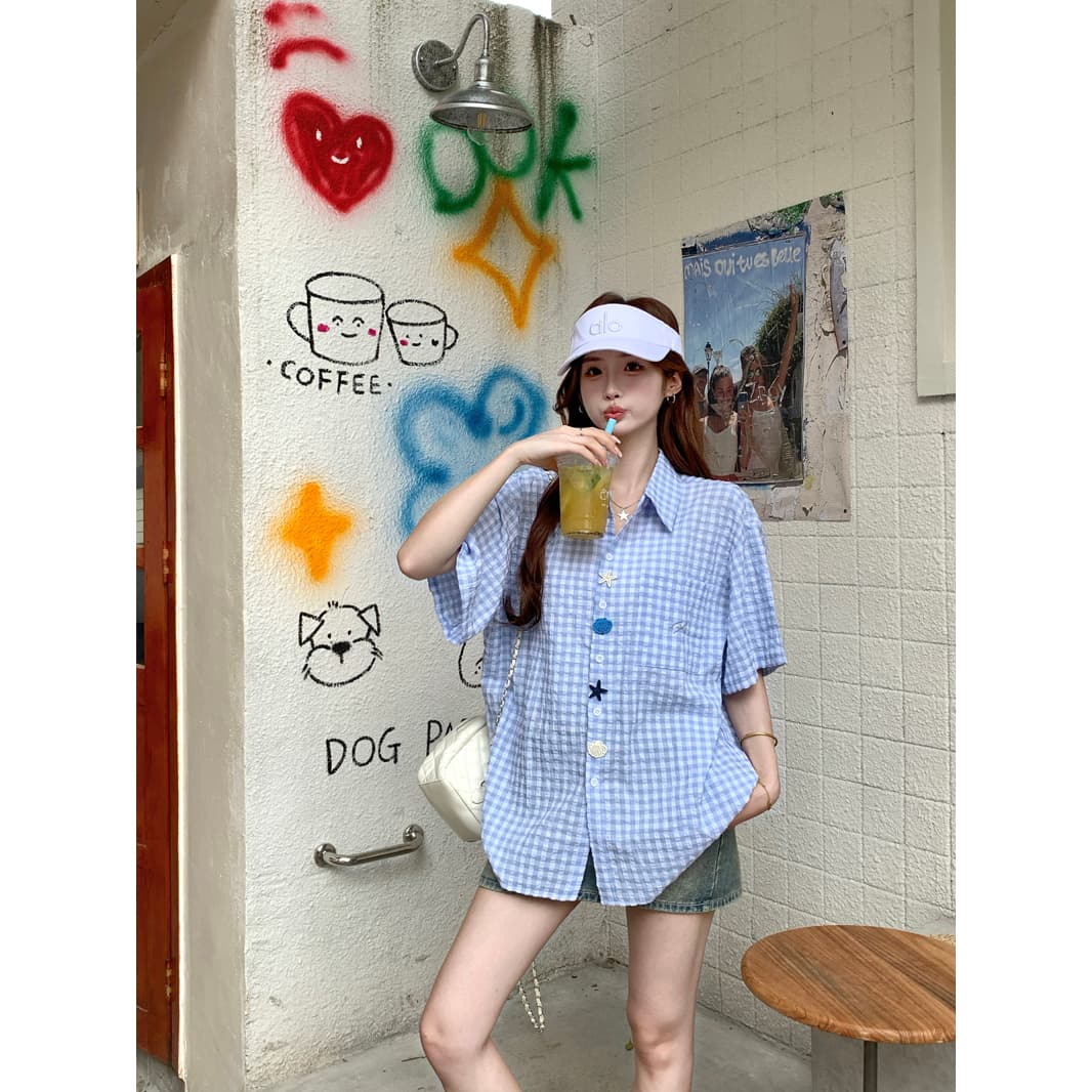 아메리칸 재미있는 단추 체크무늬 여성 셔츠 2026 년 여름 새로운 루즈핏 캐주얼 5 점 소매 디자인 센스 맨위 이미지 4