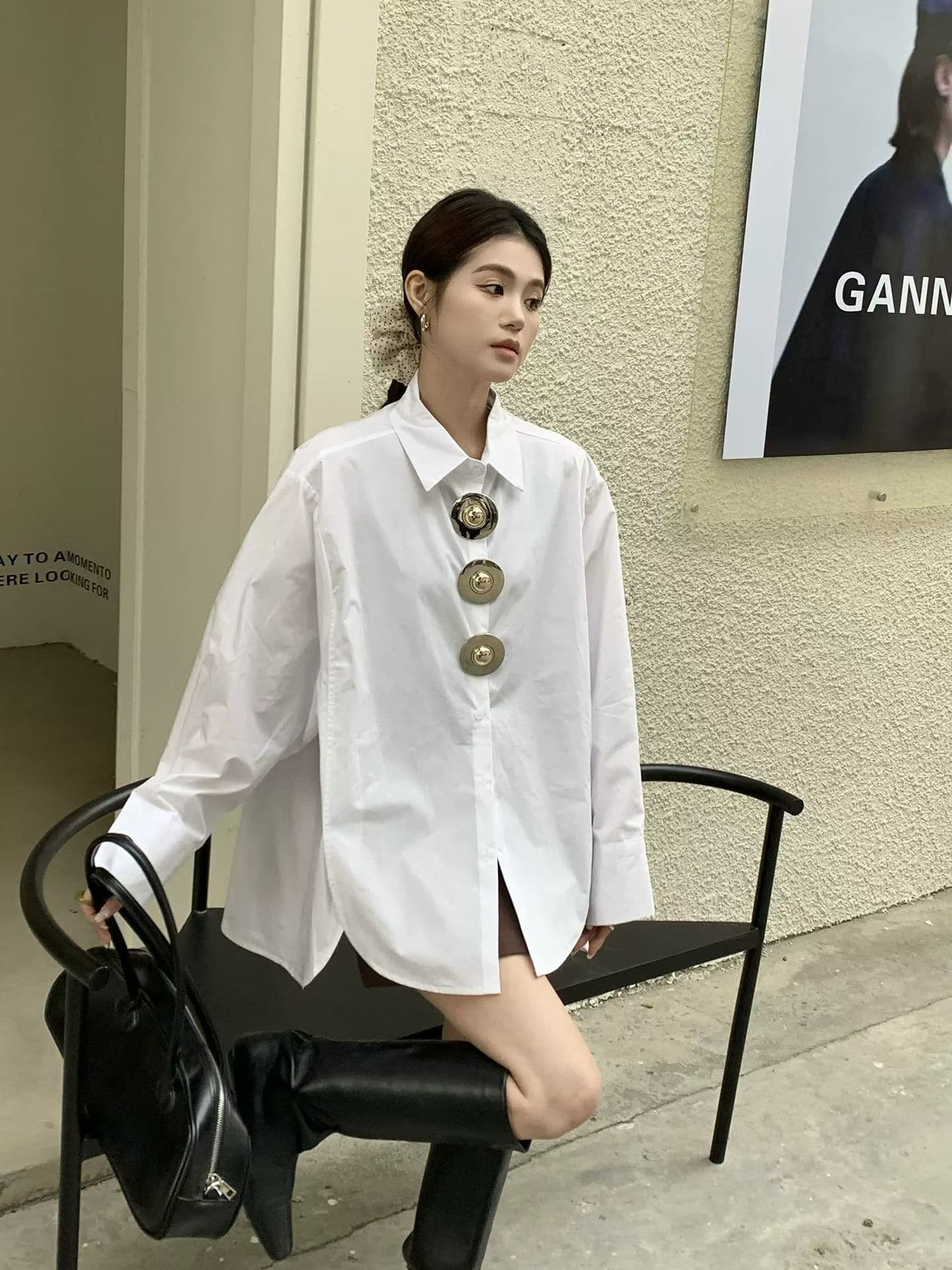 금속 대 버튼 배트윙 소매 셔츠 프로필 모양 디자인 센스 2026 년 봄 중간 길이 슬림해 보이는 셔츠 재킷 이미지 2