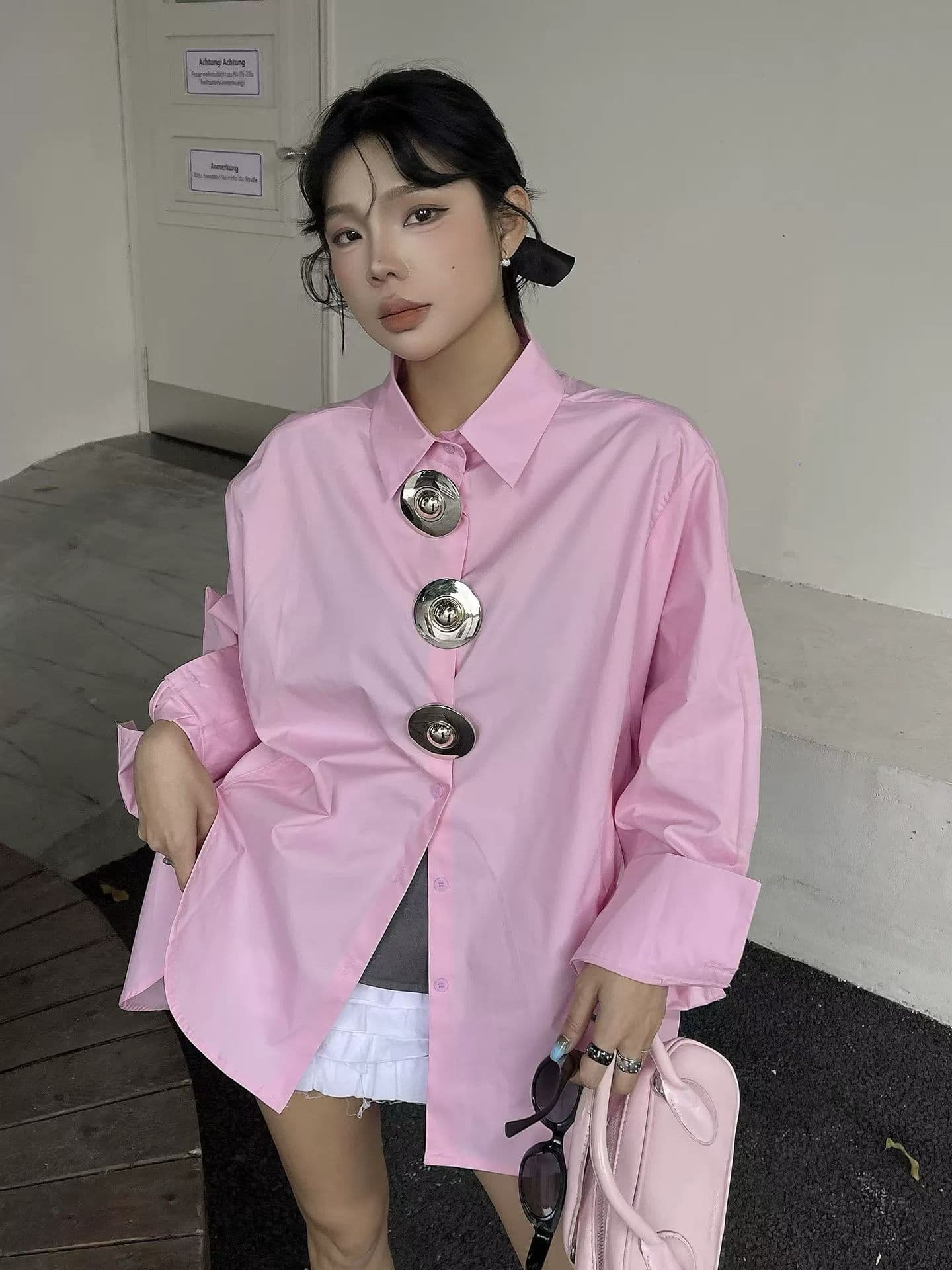 금속 대 버튼 배트윙 소매 셔츠 프로필 모양 디자인 센스 2026 년 봄 중간 길이 슬림해 보이는 셔츠 재킷