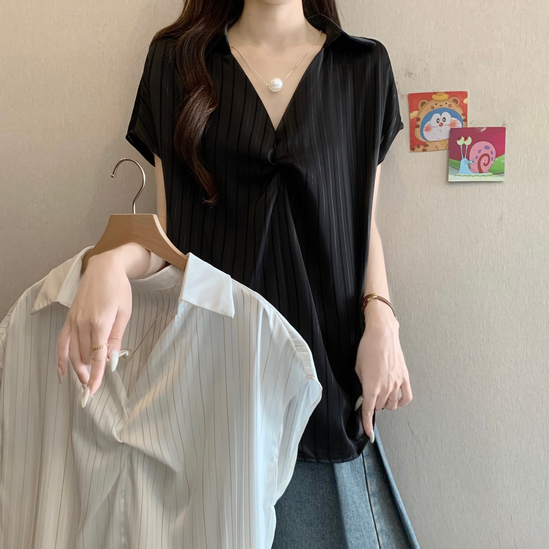 디자인 센스 진주 사슬 V넥 스트라이프 새틴 여성 셔츠 여름 새로운 지방 mm 슬림해 보이는 비틀림 디자인 작은 대중 맨위 상세 이미지 3
