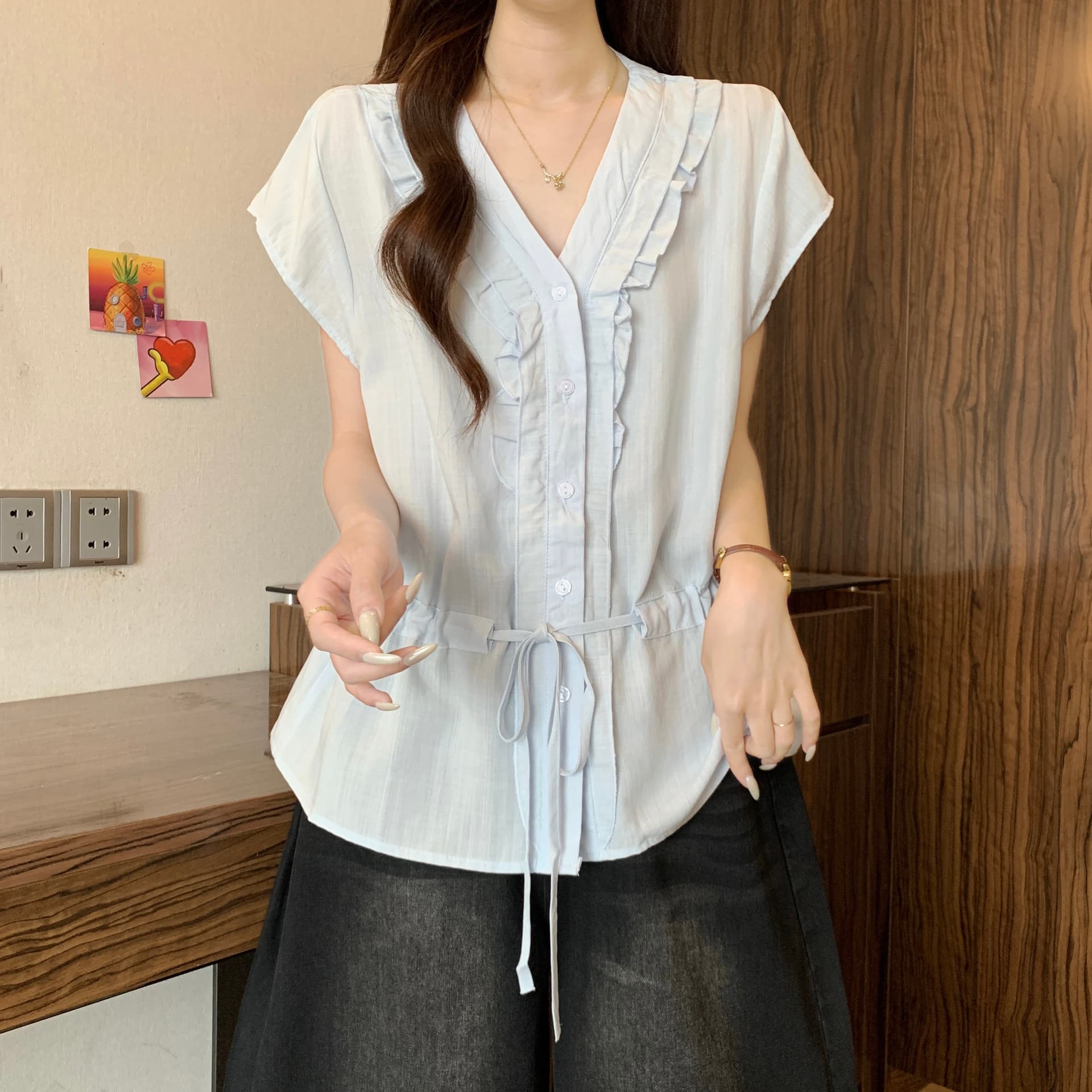 자이언트 잘 생긴 프릴 V넥 반팔 여성 셔츠 여름 2026 새로운 지방 mm 펌프 로프 허리 수축 연령 감소 외국 가스 맨위 상세 이미지 8
