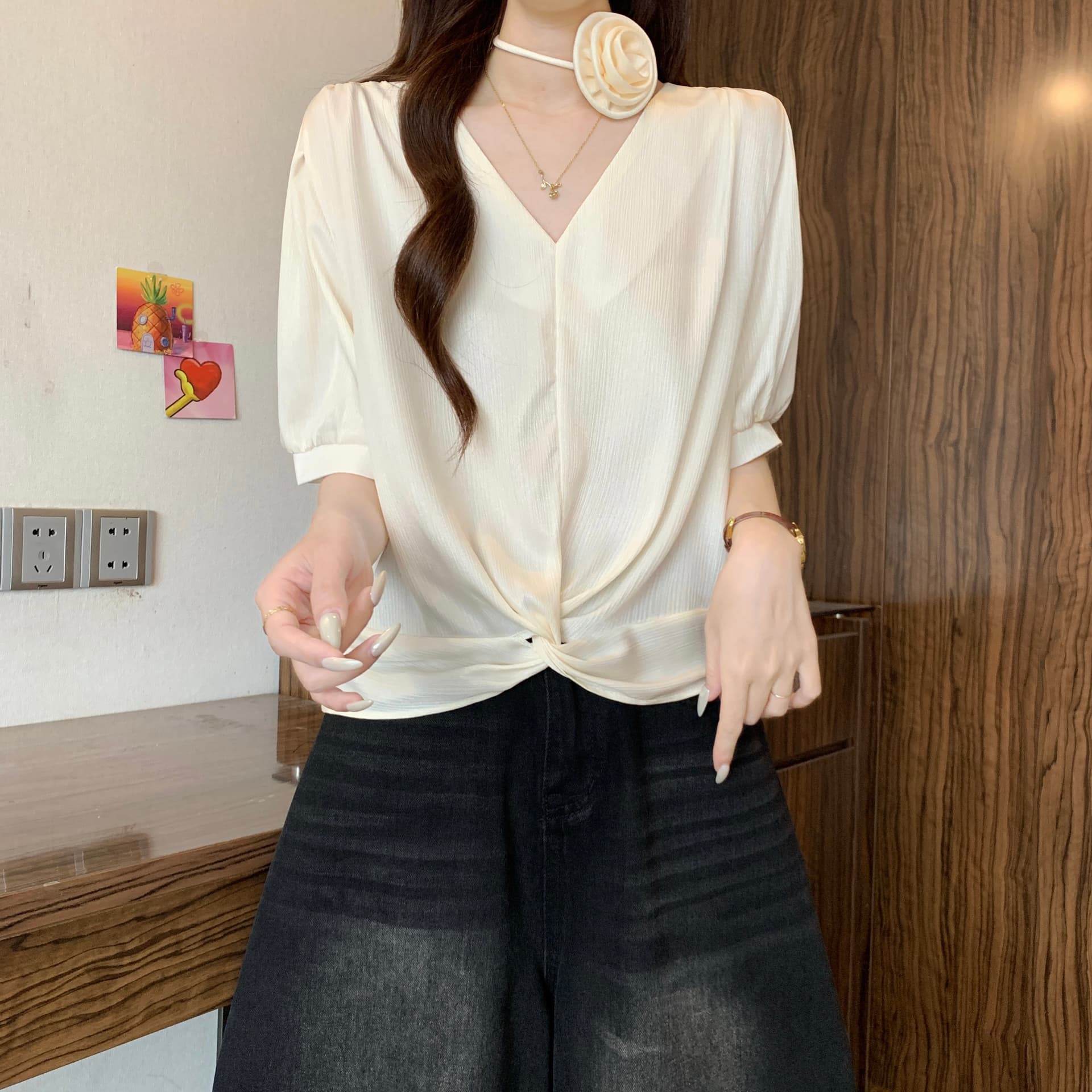 고급 센스 아세트산 새틴 V넥 비틀림 반팔 여성 셔츠 여름 새로운 지방 mm 꼬집기 허리 품격 쇼트 스타일 맨위 상세 이미지 7