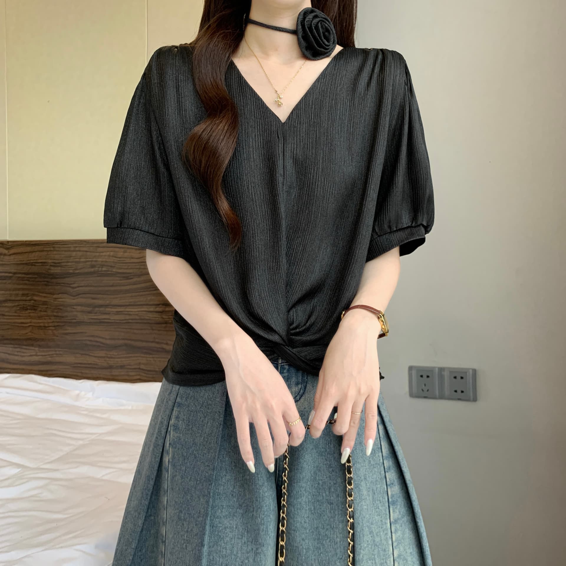 고급 센스 아세트산 새틴 V넥 비틀림 반팔 여성 셔츠 여름 새로운 지방 mm 꼬집기 허리 품격 쇼트 스타일 맨위 상세 이미지 17