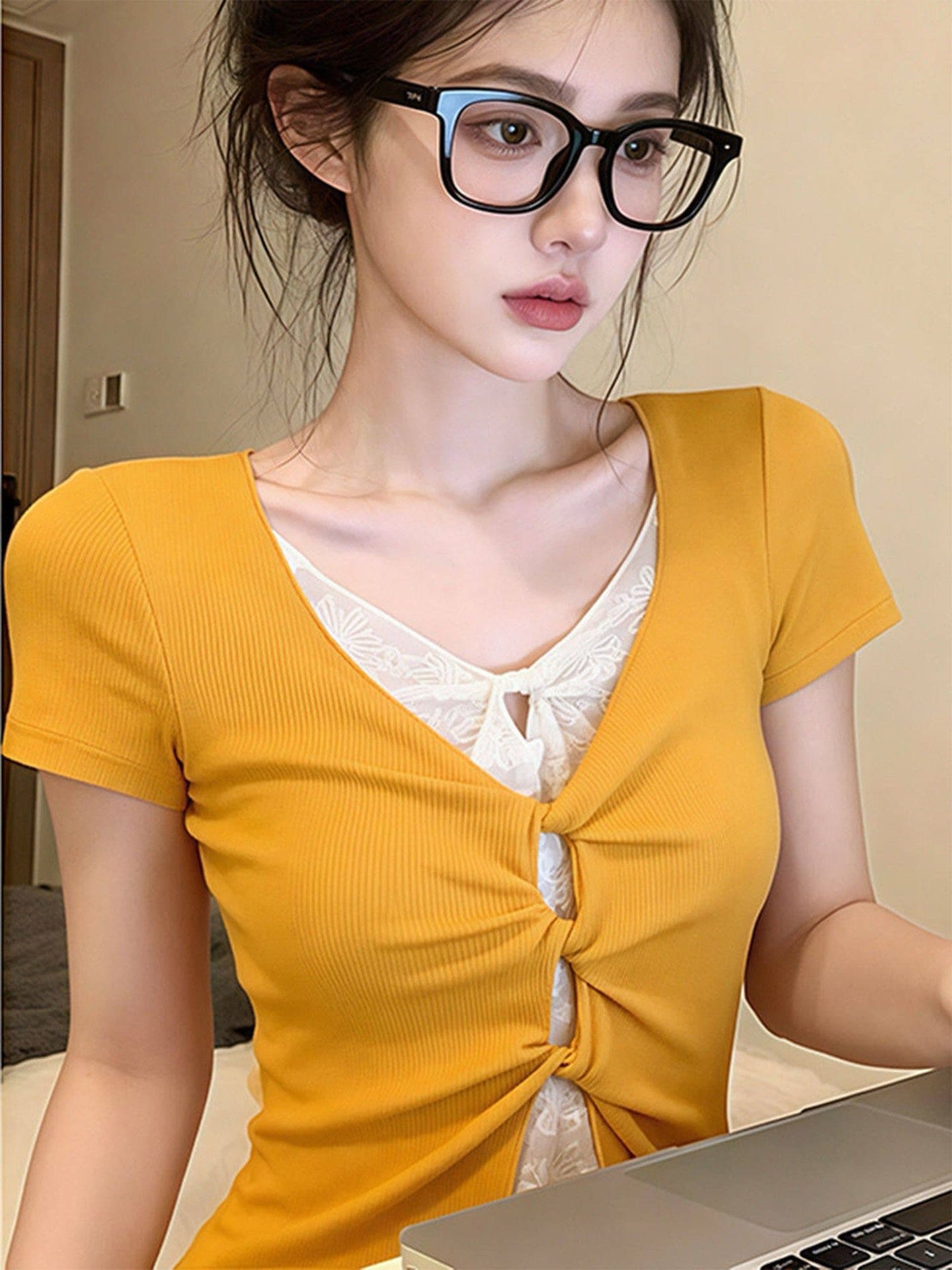 고급 센스 황색 페이크 레이어드 반팔 티셔츠 여성 봄 여름 한 부서 아름다운 Chic 몸매 가꾸기 V넥 홀로우 아웃 긍정적 인 어깨 의류 상세 이미지 5