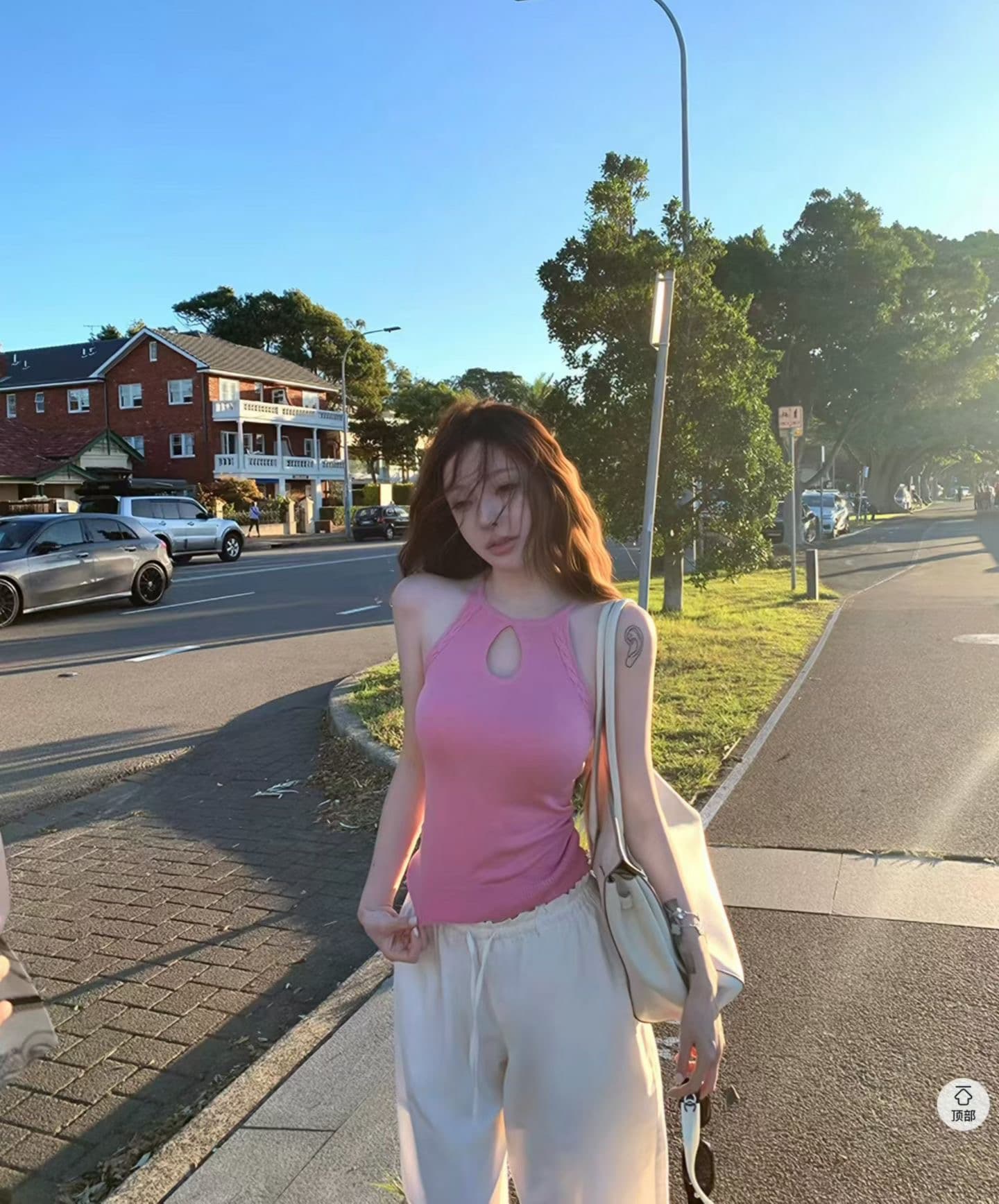 핫걸 홀로우 아웃 행침 목 조끼 여성 여름 몸매 가꾸기 슬림해 보이는 쇼트 스타일 섹시함 슬립 맨위