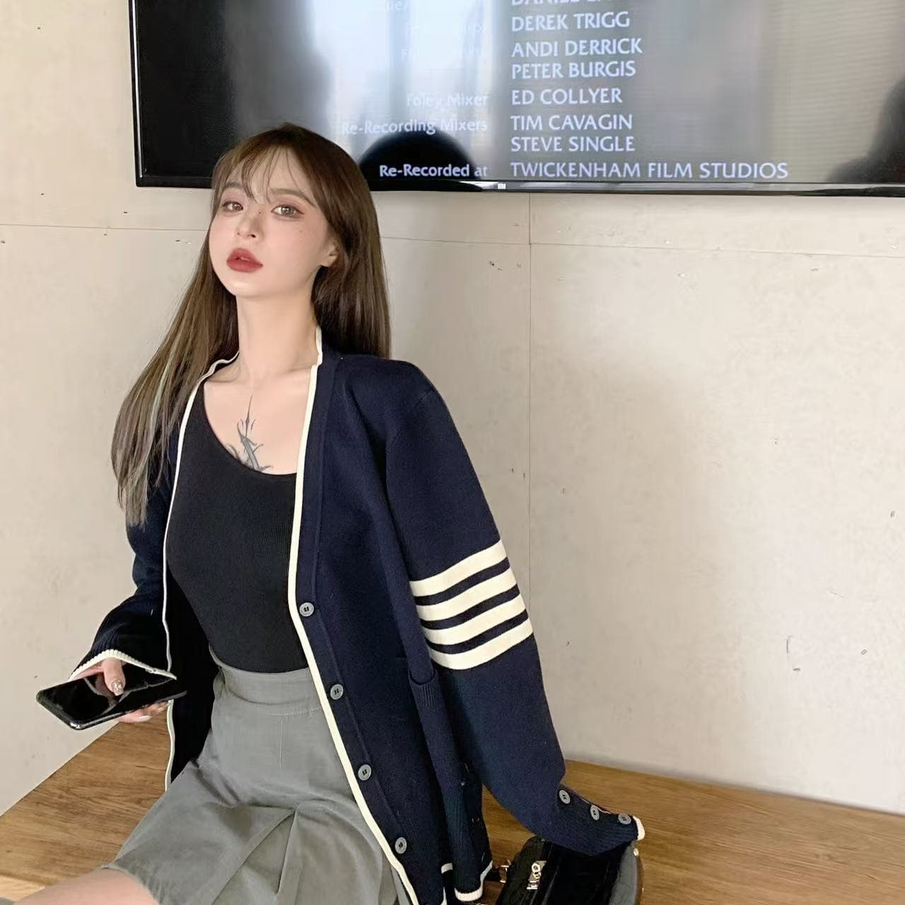 2026 년 가을 섹션 레트로 배색 스트라이프 V넥 니트 오픈 가디건 여성 인터넷 유명인 루즈핏 느긋한 바람 스웨터 코트 이미지 2