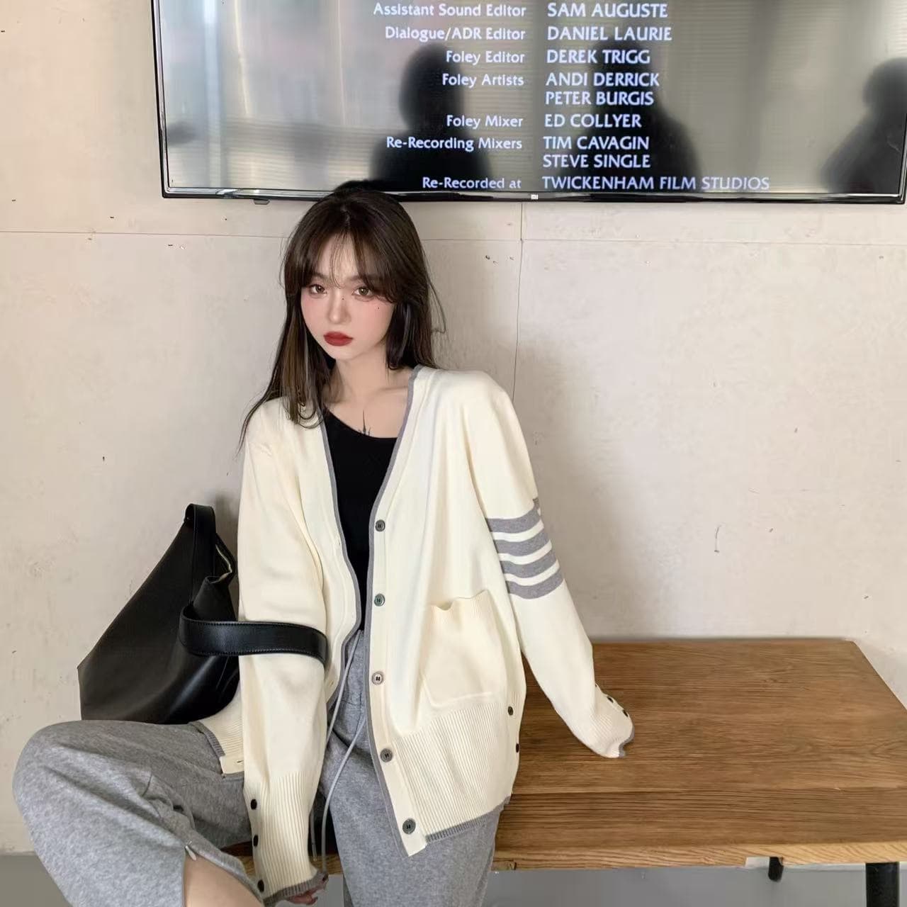 2026 년 가을 섹션 레트로 배색 스트라이프 V넥 니트 오픈 가디건 여성 인터넷 유명인 루즈핏 느긋한 바람 스웨터 코트 이미지 3