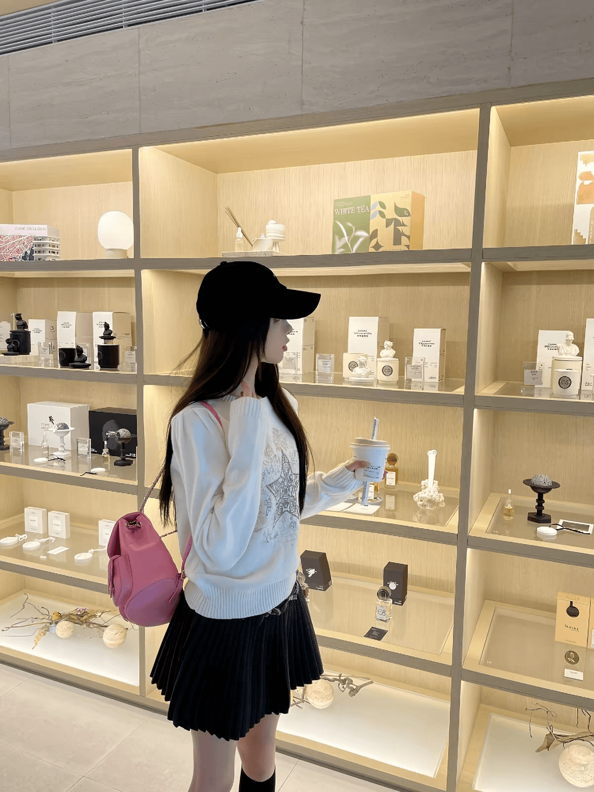 okmashop 화이트 라운드 넥 풀오버 스웨터 여자 가을 겨울 디자인 센스 자수 몸매 가꾸기 품격 니트 스웨터 맨위 상세 이미지 2
