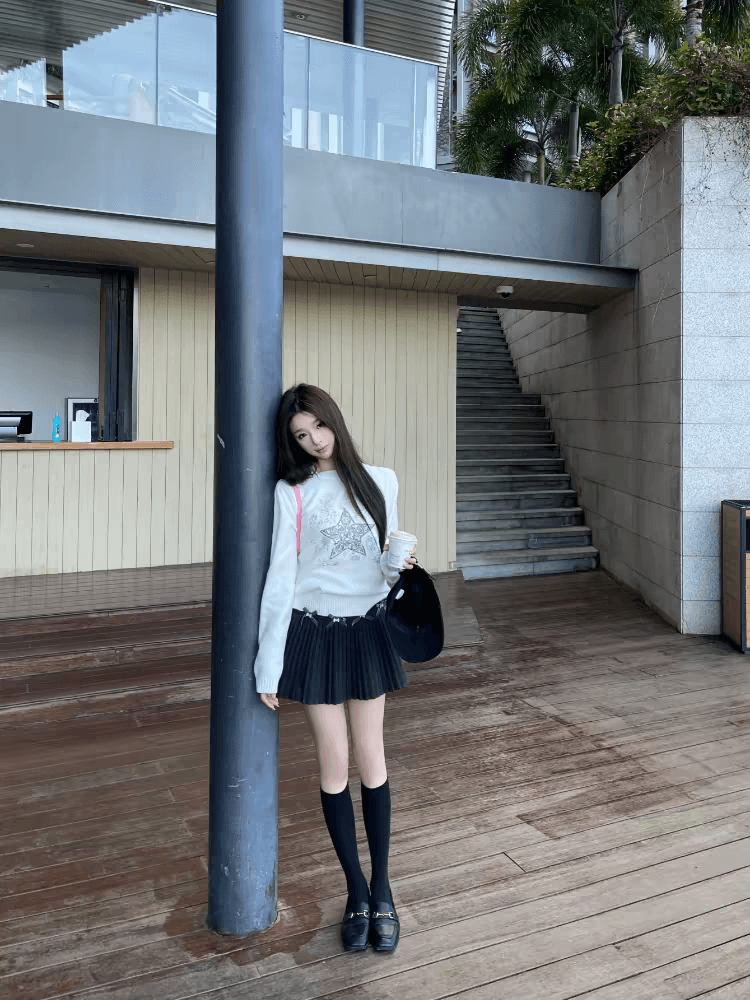 okmashop 화이트 라운드 넥 풀오버 스웨터 여자 가을 겨울 디자인 센스 자수 몸매 가꾸기 품격 니트 스웨터 맨위 상세 이미지 4