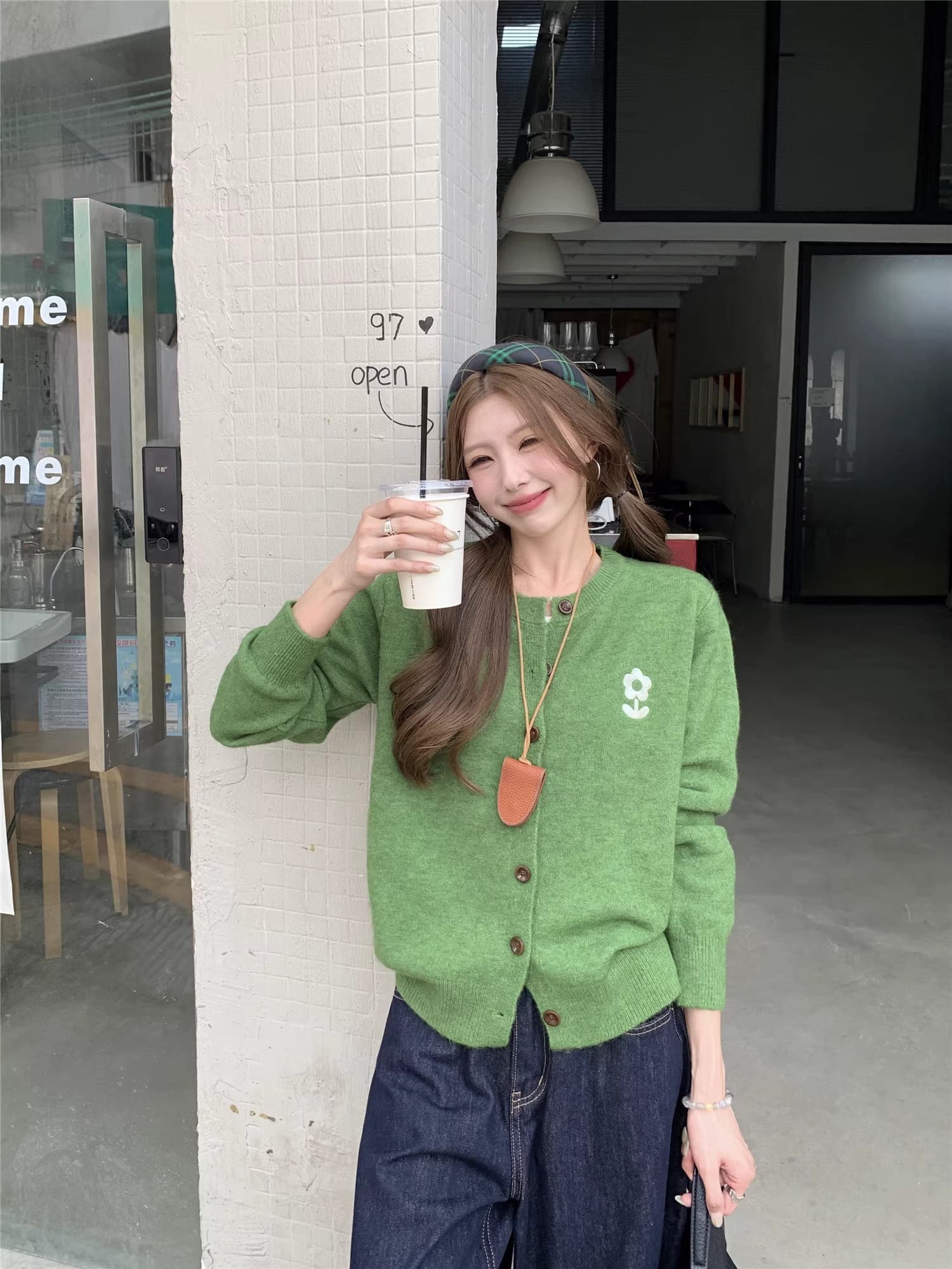2026 가을 새로운 한 부서 디자인 센스 고급 센스 한국 스타일 작은 꽃 자수 싱글 줄 버튼 긴팔 니트 스웨터 여성 상세 이미지 8