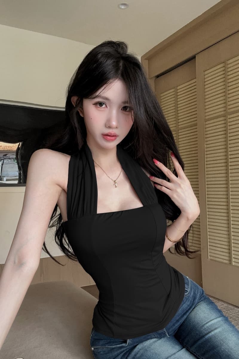 실사 정가 핫걸 단색 행침 목 맨위 여성 여름 2026 새로운 신축성 디자인 센스 슬림해 보이는 캐미솔