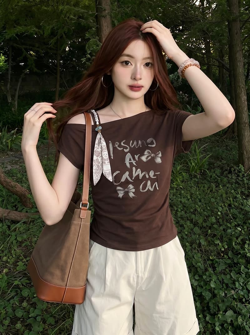 경관 그림 반팔 티셔츠 여성 의류 여름 새로운 트렌디 오프숄더 디자인 센스 레트로 알파벳 한 부서 비스듬한 칼라 맨위 상세 이미지 10