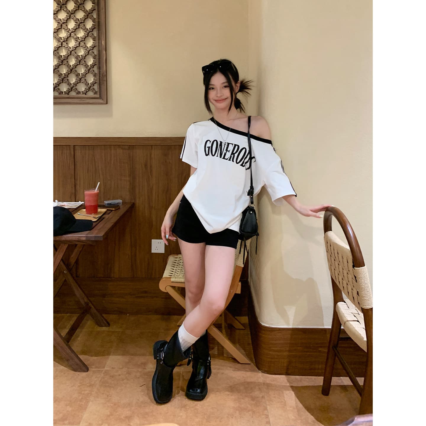 경관 그림 220 그램 순면 반팔 티셔츠 여성 의류 여름 새로운 루즈핏 한 부서 오프숄더 배색 비스듬한 칼라 맨위 상세 이미지 4