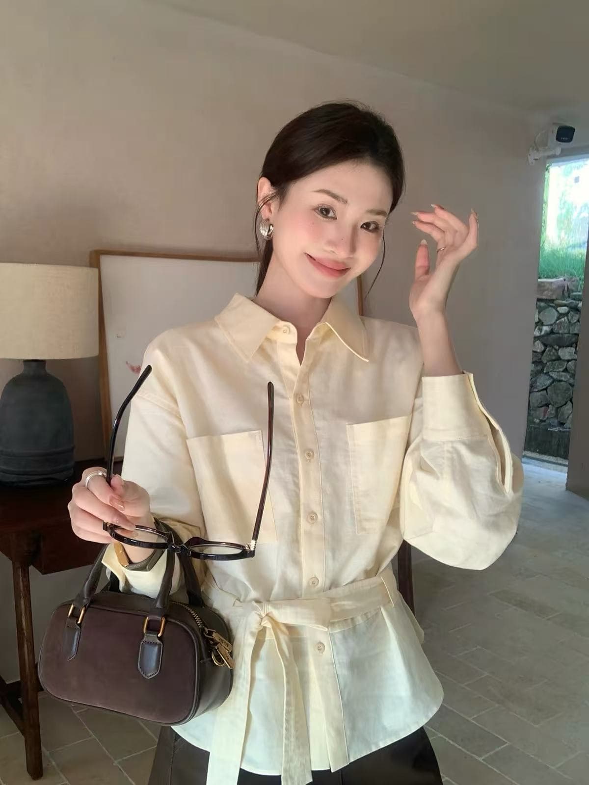 밝은 노란색 색상 레이스 업 셔츠 여성 가을 셔츠 출퇴근 캐주얼 고급 센스 품격 외출용 맨위