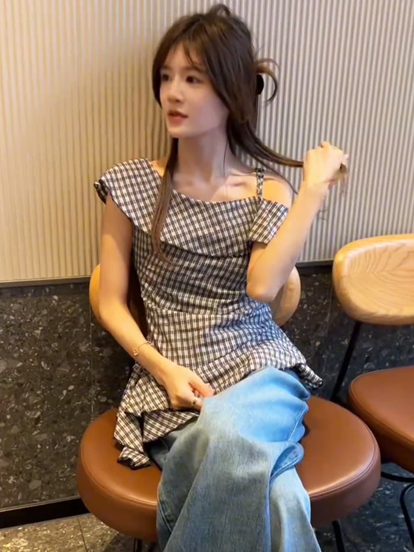 불규칙 프릴 비스듬한 어깨 반팔 여성 셔츠 빛 럭셔리 고급 센스 2025 새로운 폭발 체크무늬 맨위 상세 이미지 4