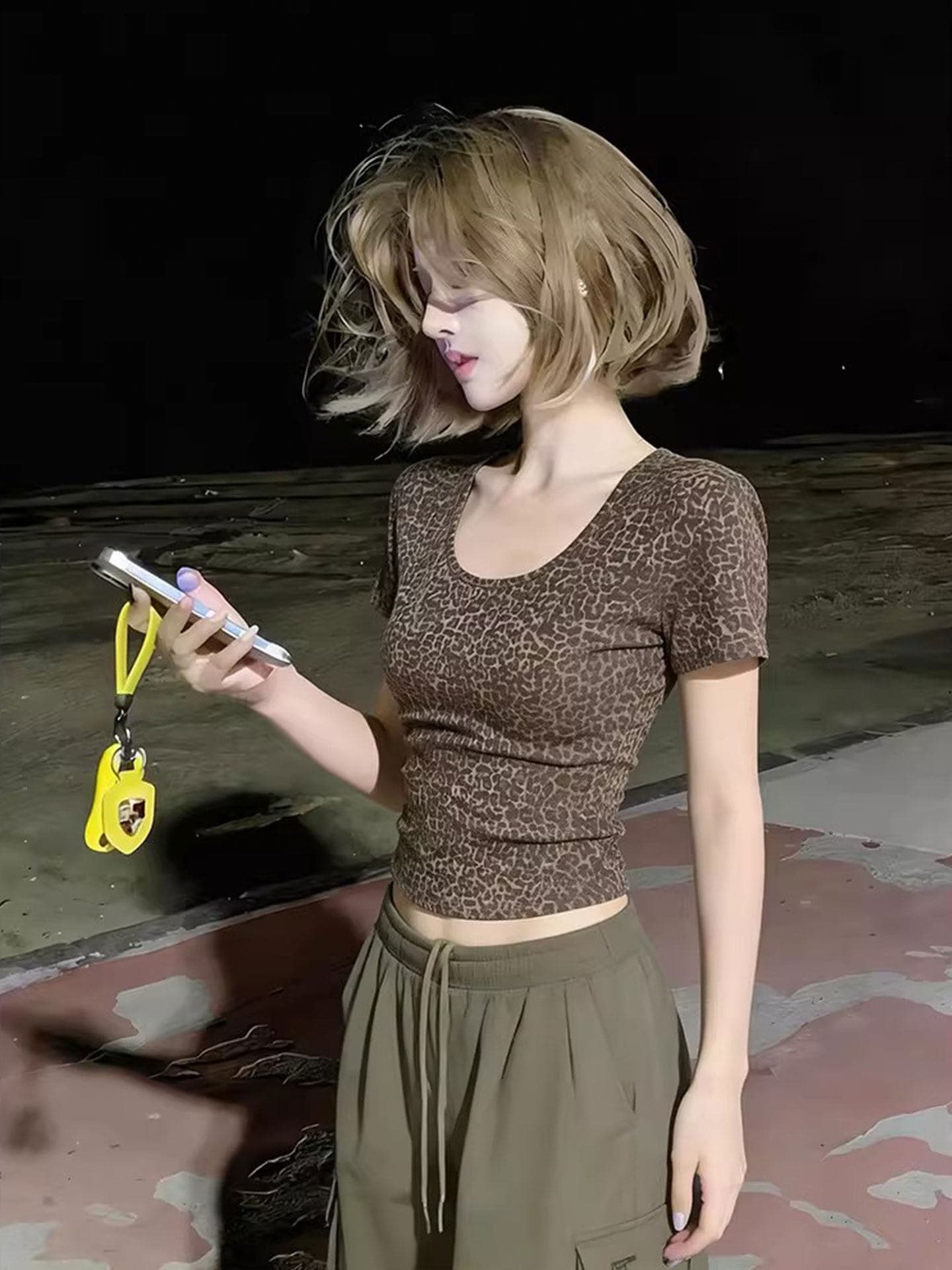아메리칸 레트로 핫걸 레오파드 무늬 티셔츠 여성 고유 한 아름다운 반팔 여름 새로운 섹시함 u 칼라 꼬집기 허리 쇼트 스타일 맨위 상세 이미지 3