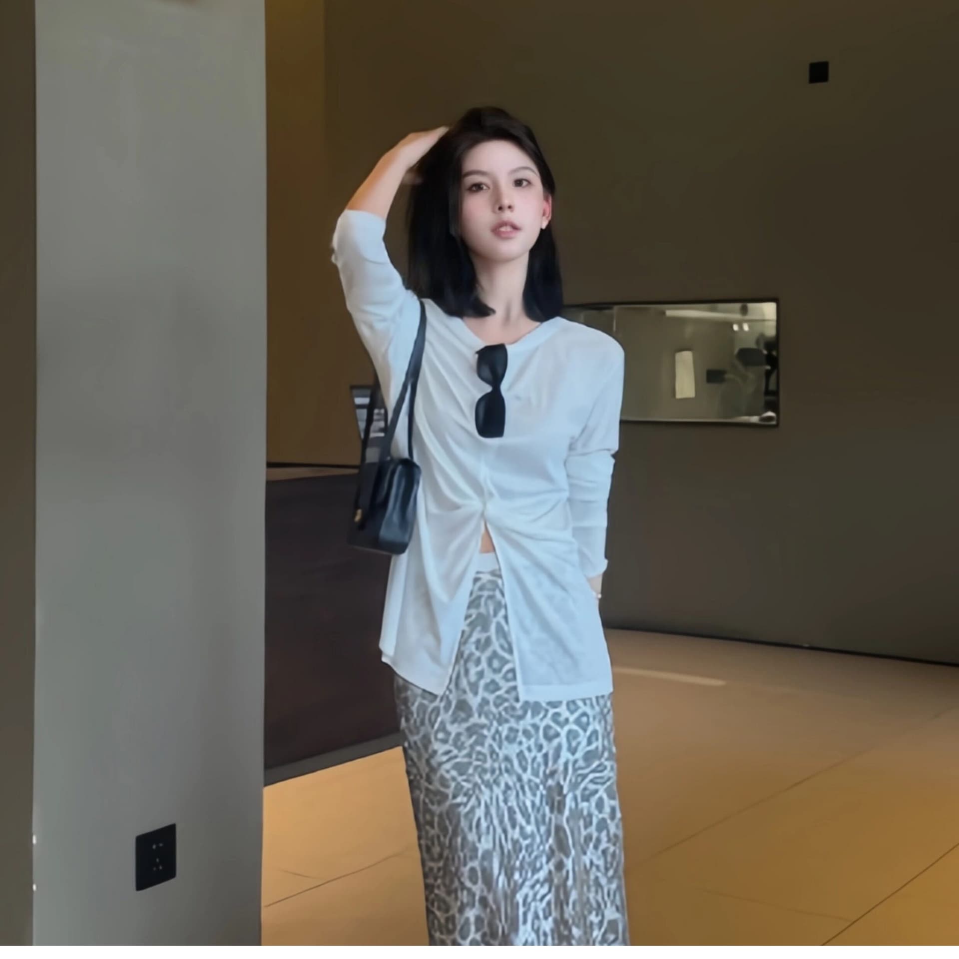 단색 라운드 넥 비틀림 트임 긴팔 티셔츠 여성 도루 센스 루즈핏 표지 고기 슬림해 보이는 디자인 센스 다용도 자외선 차단 맨위 이미지 5