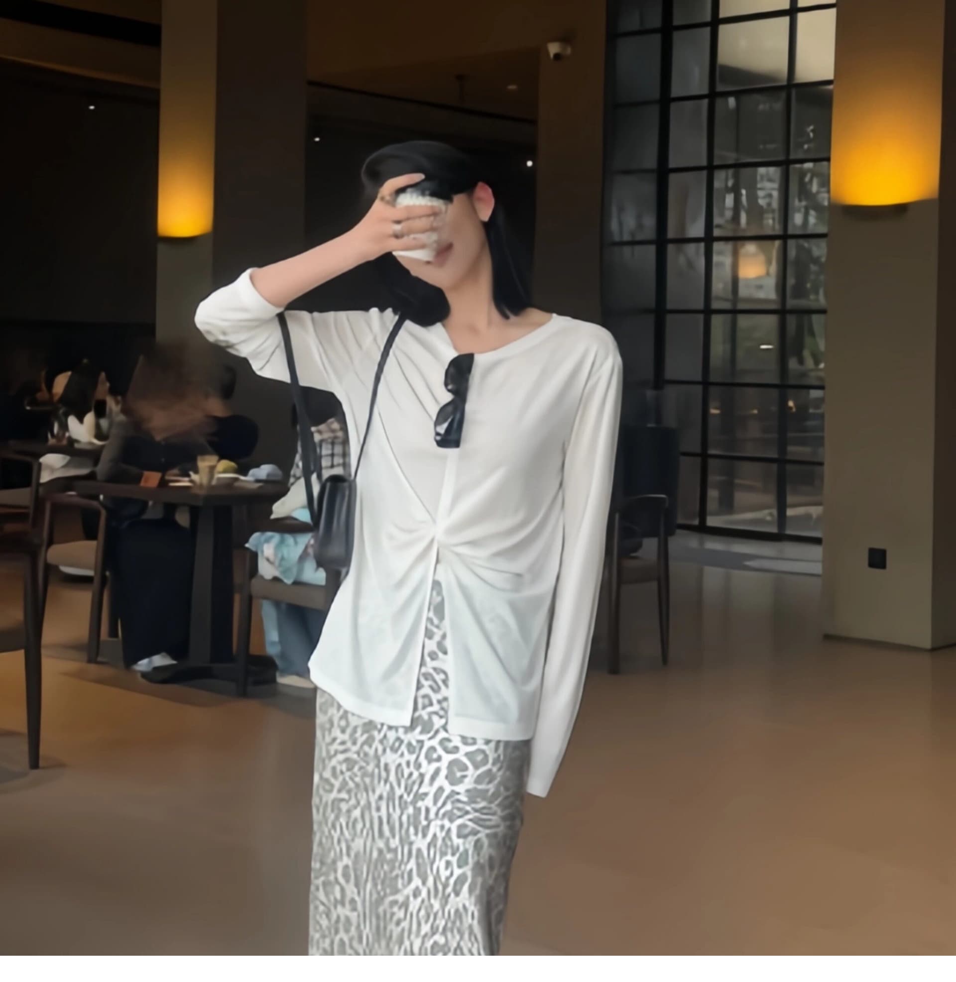 단색 라운드 넥 비틀림 트임 긴팔 티셔츠 여성 도루 센스 루즈핏 표지 고기 슬림해 보이는 디자인 센스 다용도 자외선 차단 맨위 상세 이미지 1