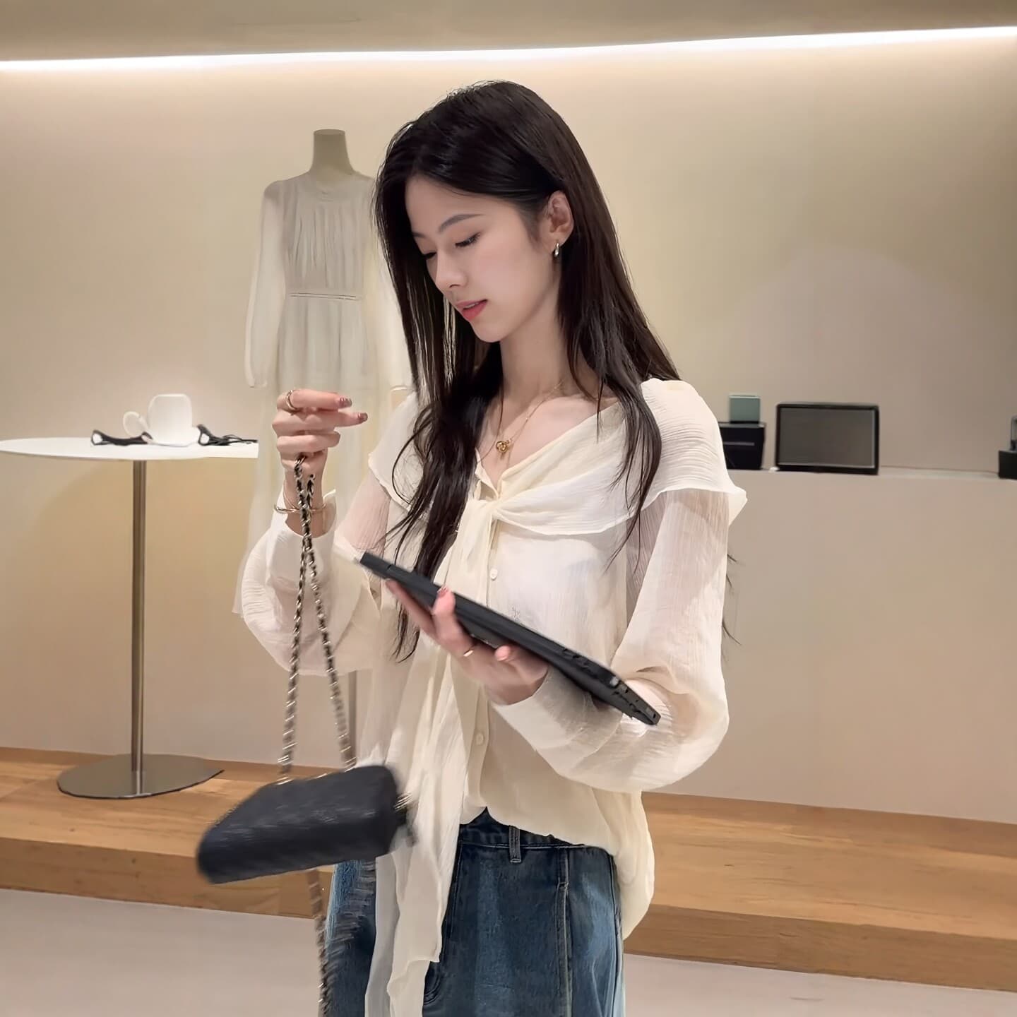 한국 스타일 화이트 리본 긴팔 오프숄더 여성 셔츠 이른 가을 새로운 품격 다용도 레이스업 셔츠 느슨함 센스 맨위