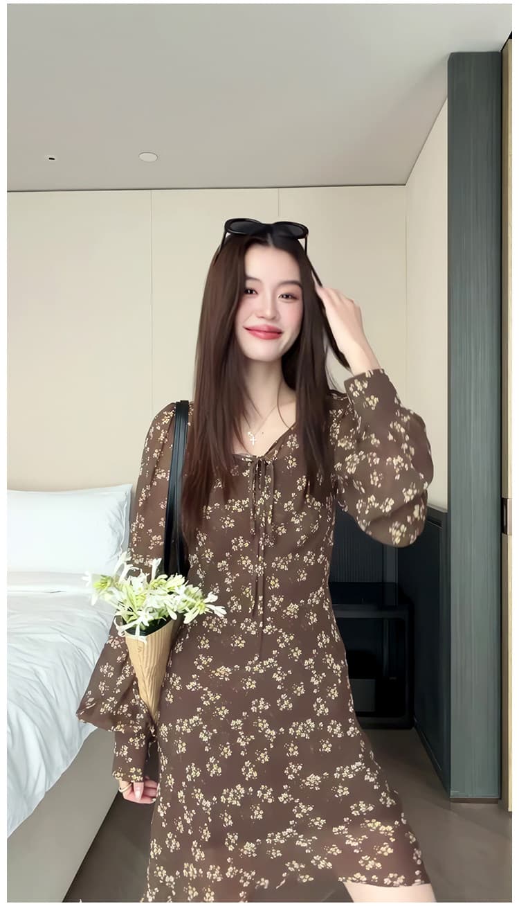 프랑스식 전원 바람 꽃무늬 V넥 스트랩 나팔 소매 드레스 2026 여름 새로운 휴가 바람 허리 수축 미니 스커트 이미지 4