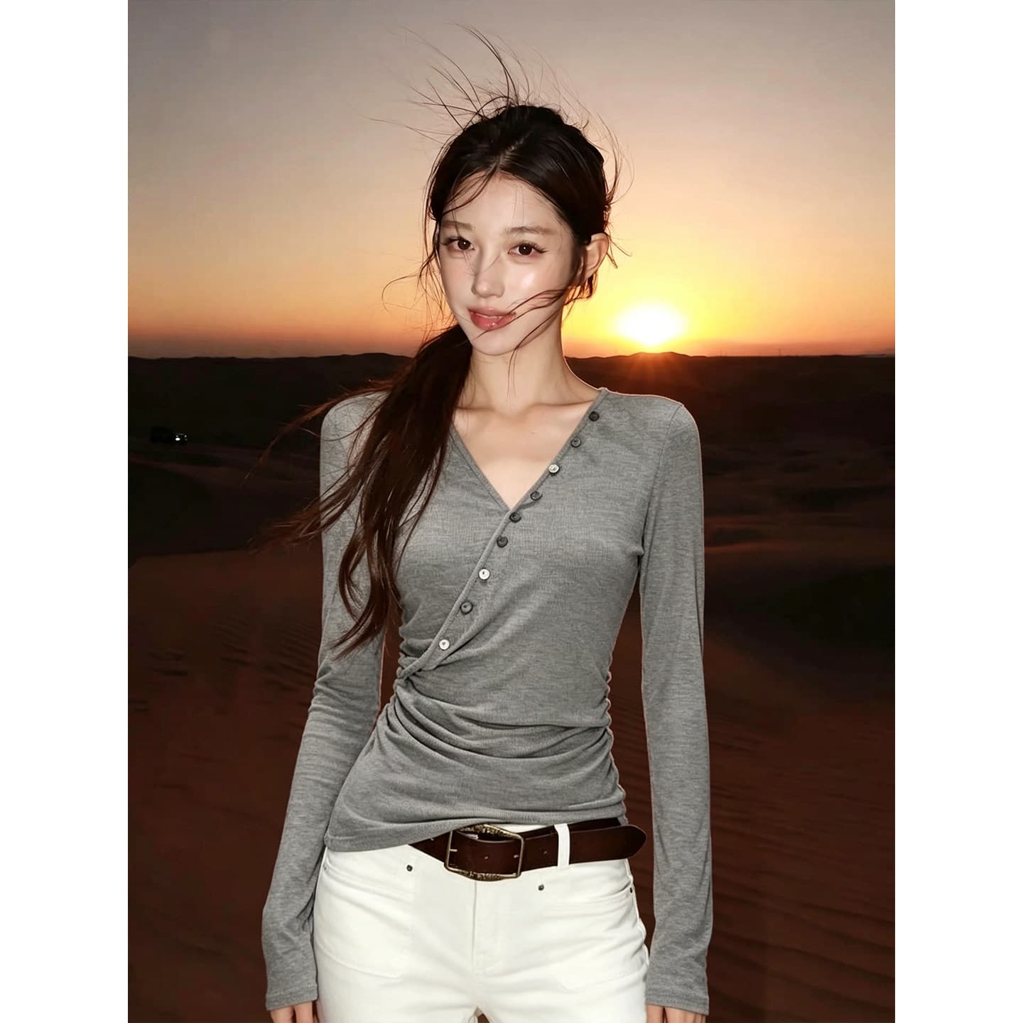 기초 섹션 다용도 V넥 긴팔 티셔츠 여성 2026 새로운 이른 가을 몸매 가꾸기 슬림해 보이는 품격 기본 셔츠 회색 맨위 상세 이미지 2