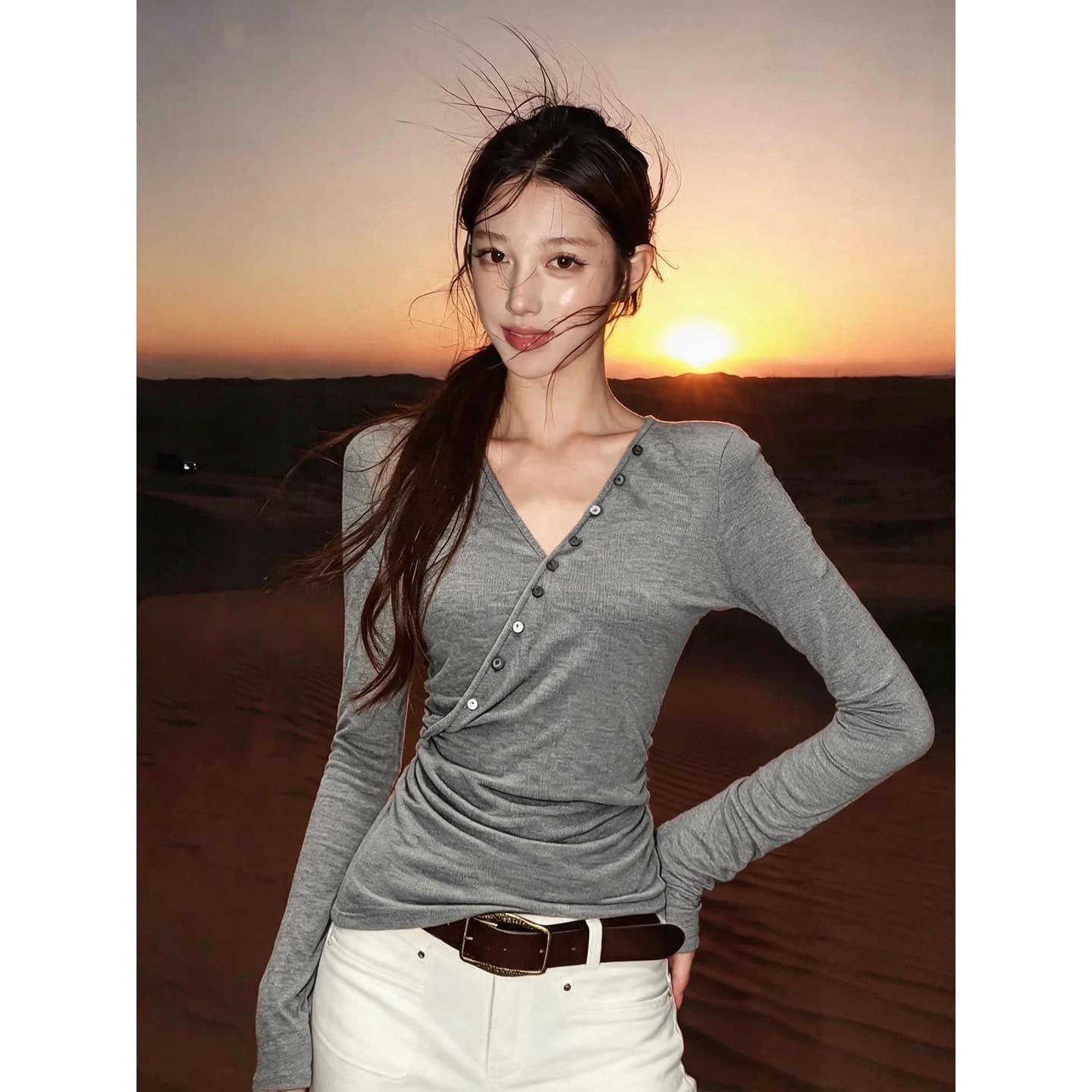 기초 섹션 다용도 V넥 긴팔 티셔츠 여성 2026 새로운 이른 가을 몸매 가꾸기 슬림해 보이는 품격 기본 셔츠 회색 맨위 상세 이미지 4