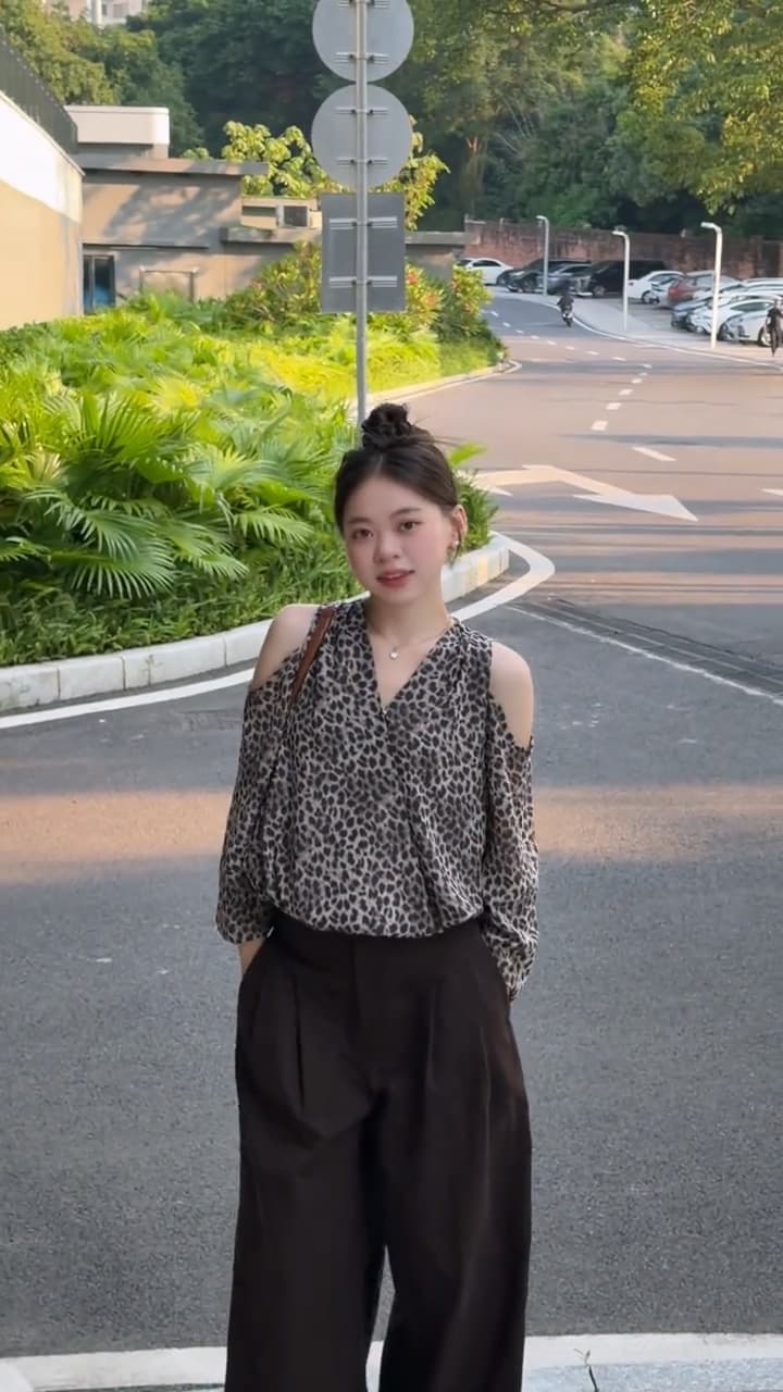2026 이른 가을 새로운 도트 무늬 오프숄더 맨위 고급 센스 작은 키 슬림해 보이는 착용 가져 가라. 출퇴근 품격 셔츠 여성 의류 이미지 4