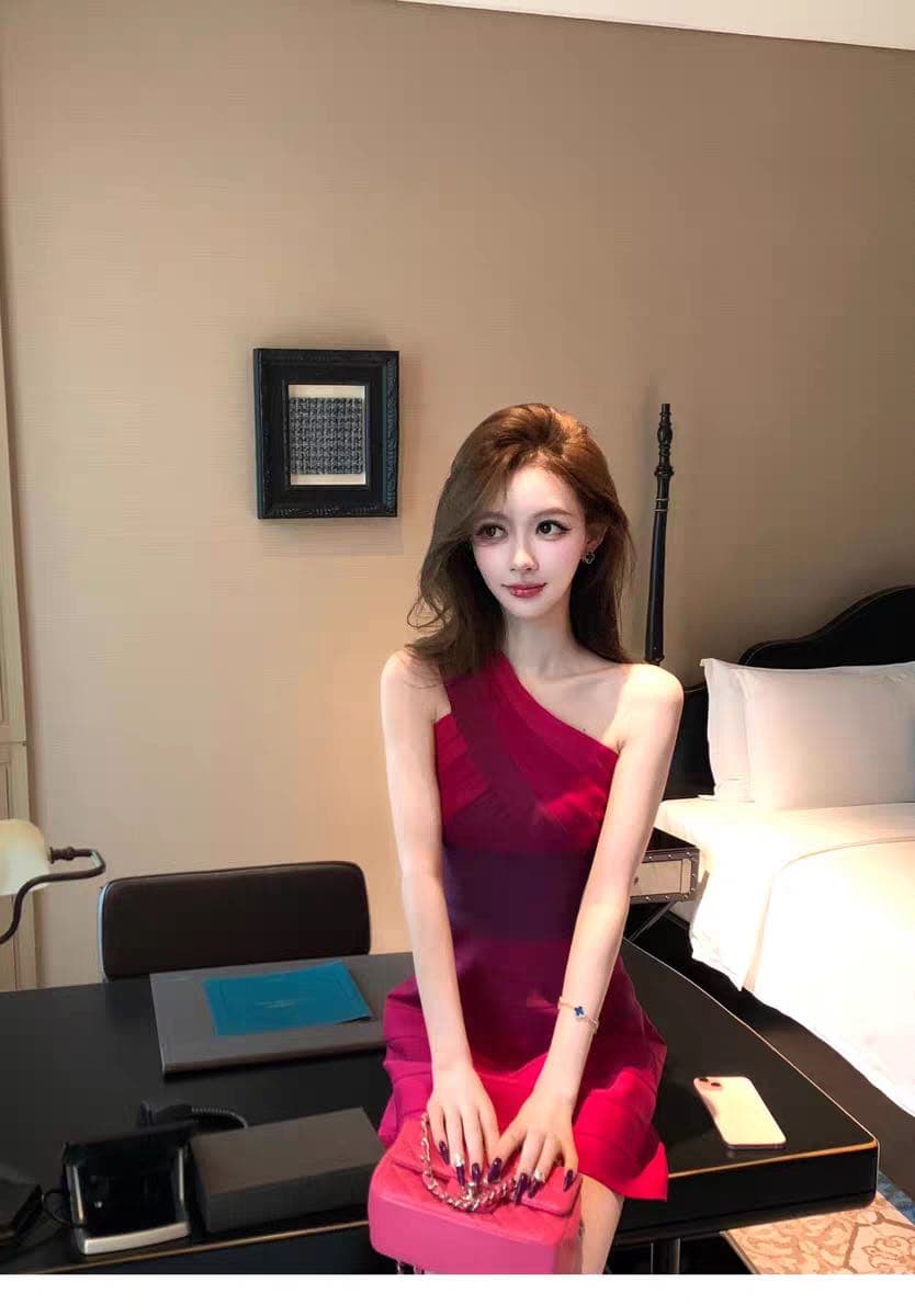 빨간색 비스듬한 어깨 튜브탑 여성 드레스 2026 여름 새로운 고급 센스 명문 여성 품격 슬림해 보이는 연회 이브닝 드레스 이미지 2