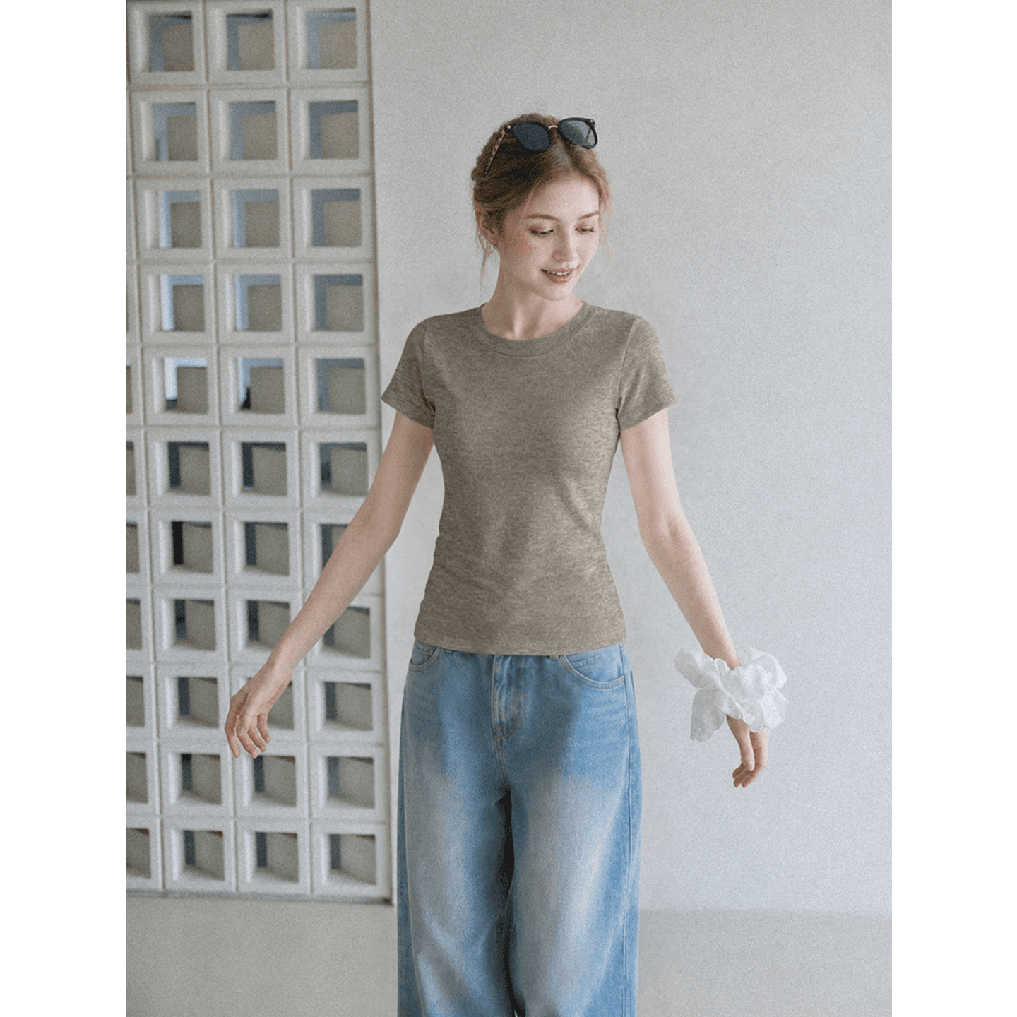 실사 정가 디자인 센스 라운드 넥 긍정적 인 어깨 반팔 티셔츠 여성 여름 새로운 몸매 가꾸기 슬림해 보이는 풀오버 기초 맨위 이미지 4