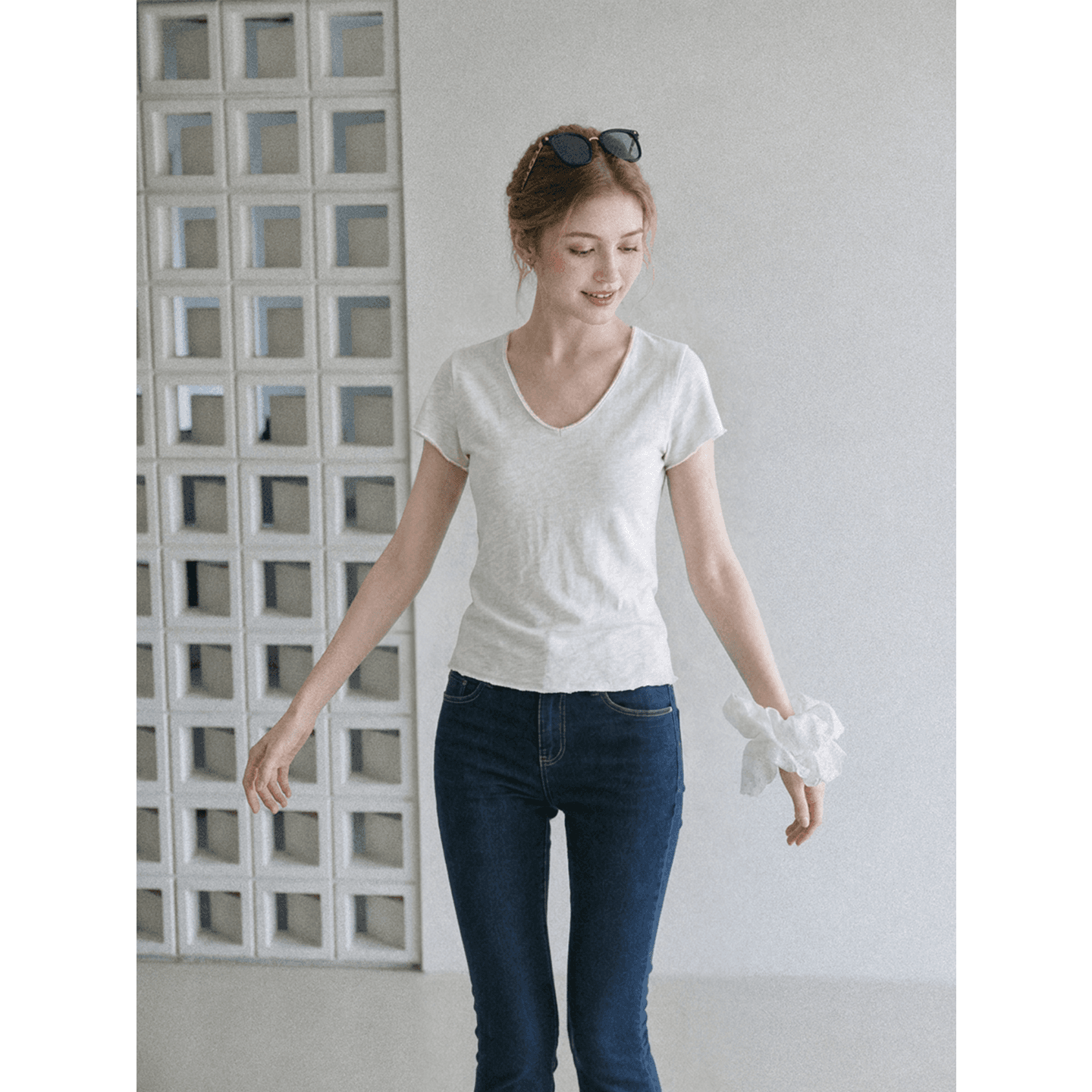 실사 정가 베이지 색 V넥 긍정적 인 어깨 기초 섹션 반팔 티셔츠 여성 여름 얇은 스타일 마이크로 ~을 통해 루즈핏 품격 맨위 상세 이미지 3