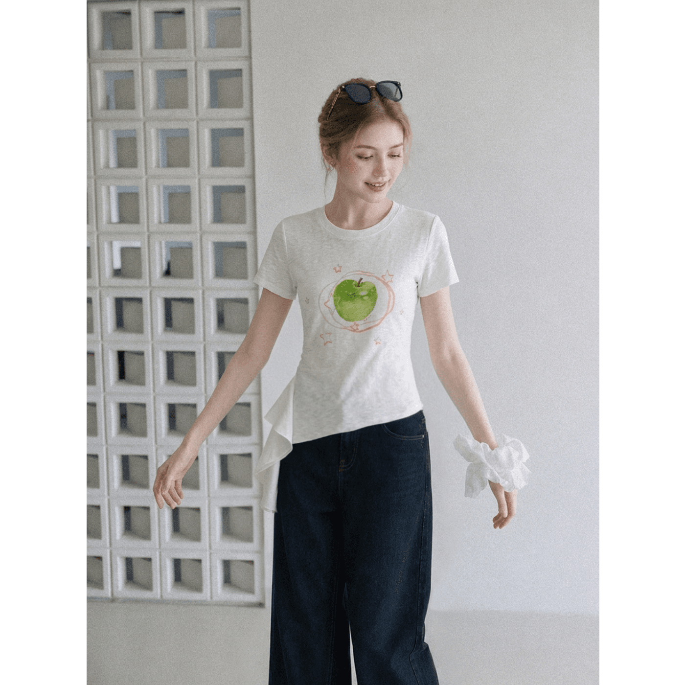 실사 정가 한 부서 라운드 넥 긍정적 인 어깨 불규칙 반팔 티셔츠 여성 여름 디자인 센스 녹색 사과 프린트 맨위 이미지 4