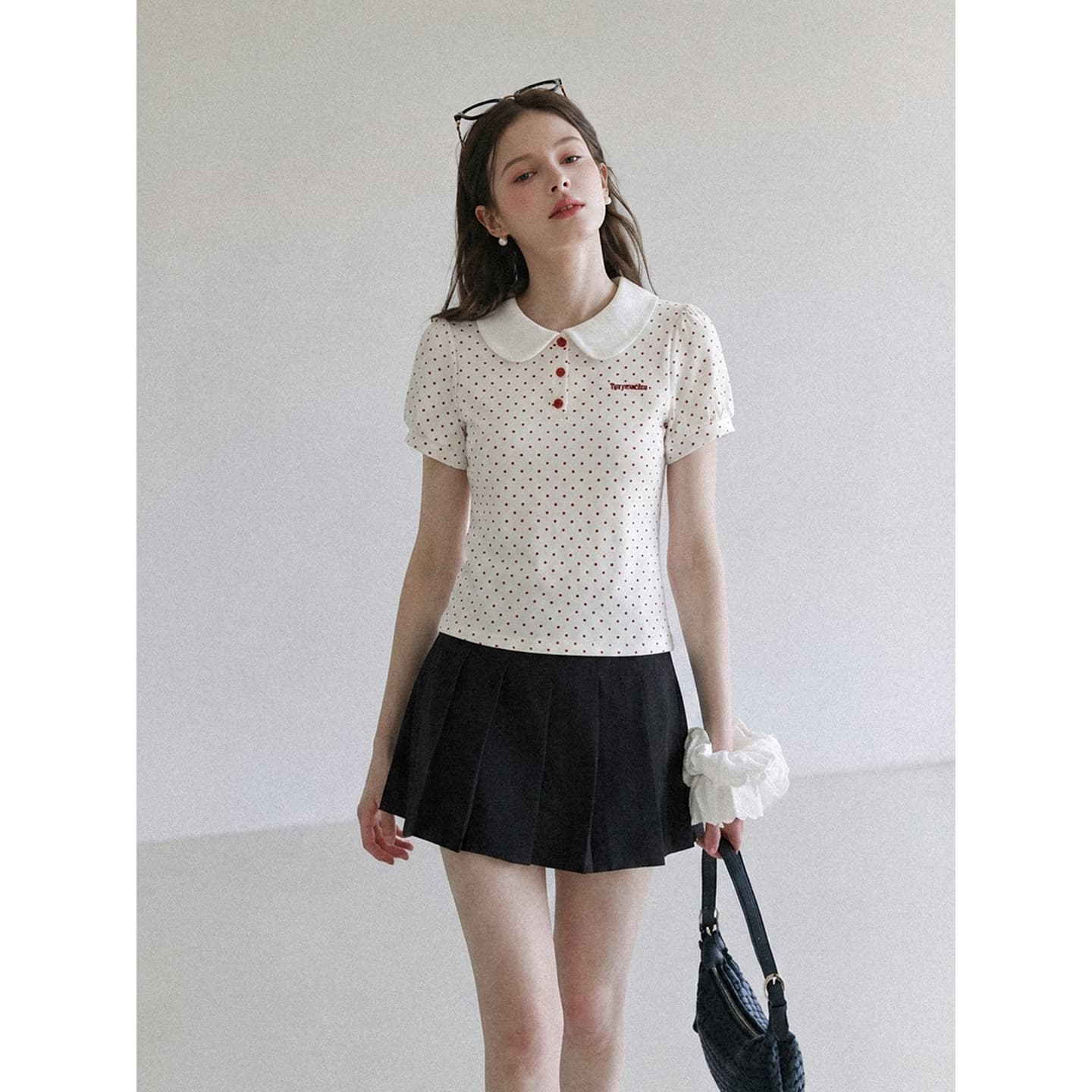 실사 정가 화이트 도트 무늬 베이비 칼라 반팔 티셔츠 여성 여름 섹션 달콤함 거품 소매 긍정적 인 어깨 동정 맨위 상세 이미지 3